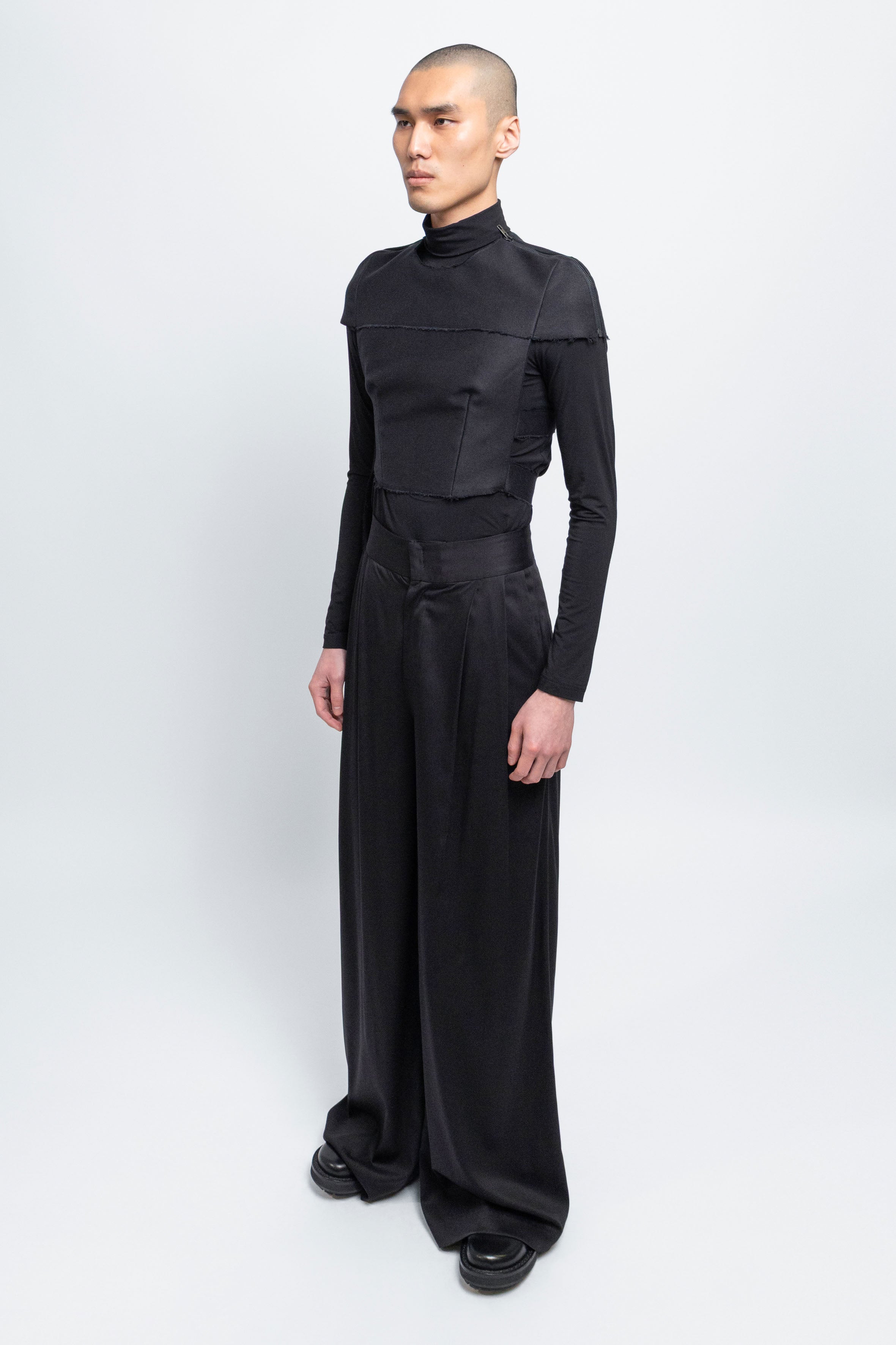 esther-perbandt-protector-shoulder-piece-schwarz-44 image 5