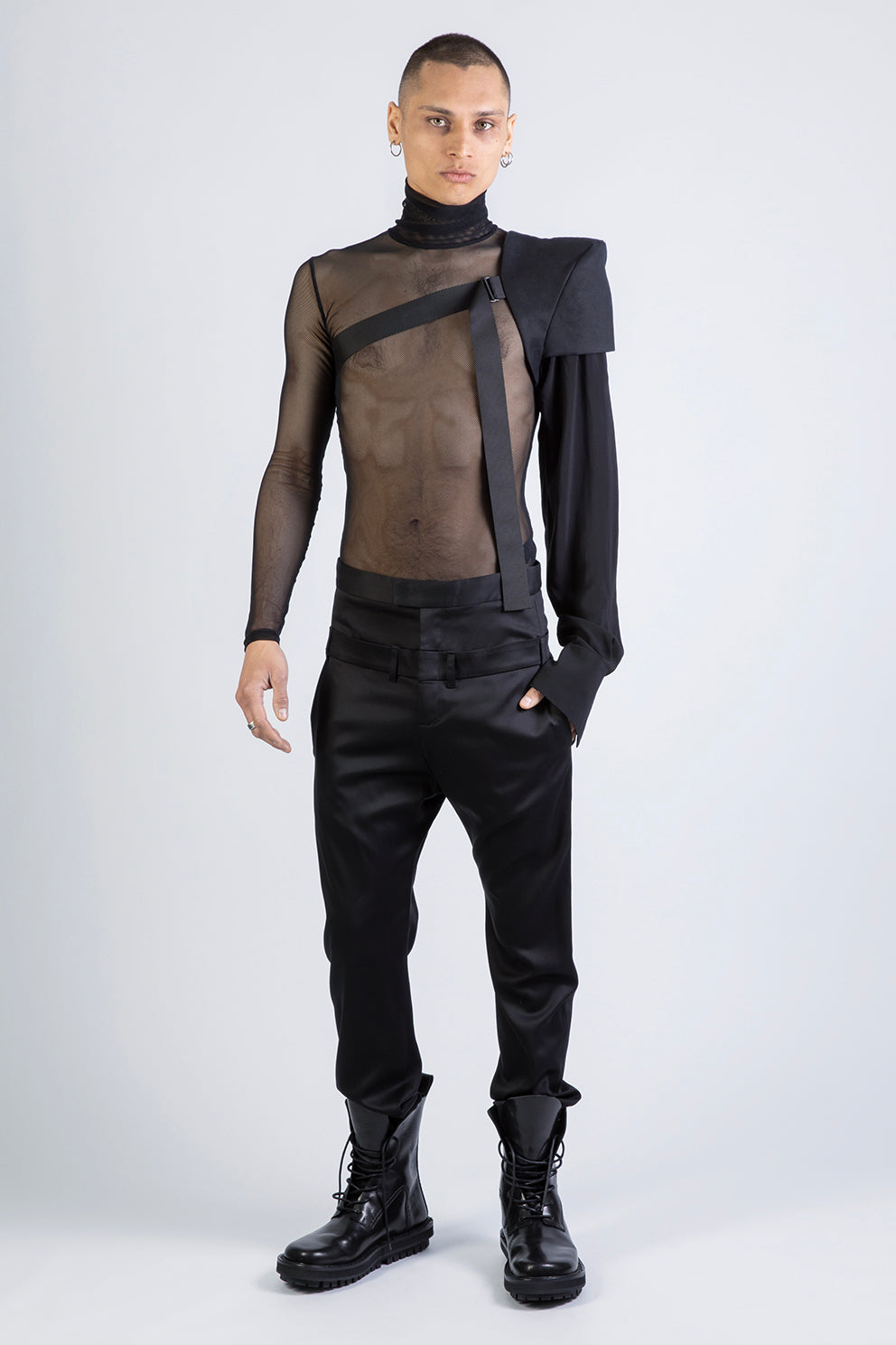 esther-perbandt-concrete-one-sleeve-rmel-schwarz-links image 1