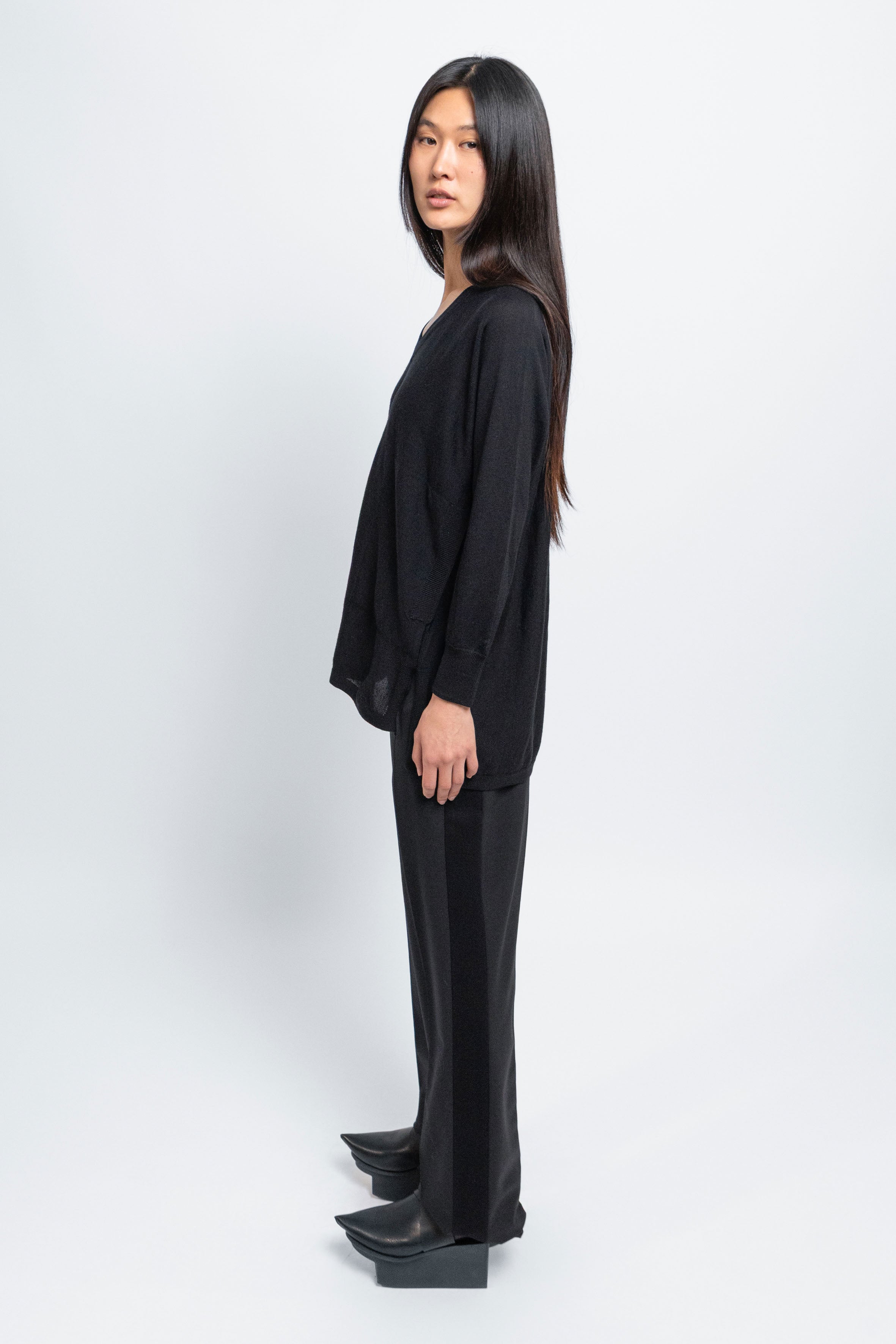esther-perbandt-moonlight-v-neck-pullover-schwarz-merinowolle image 5