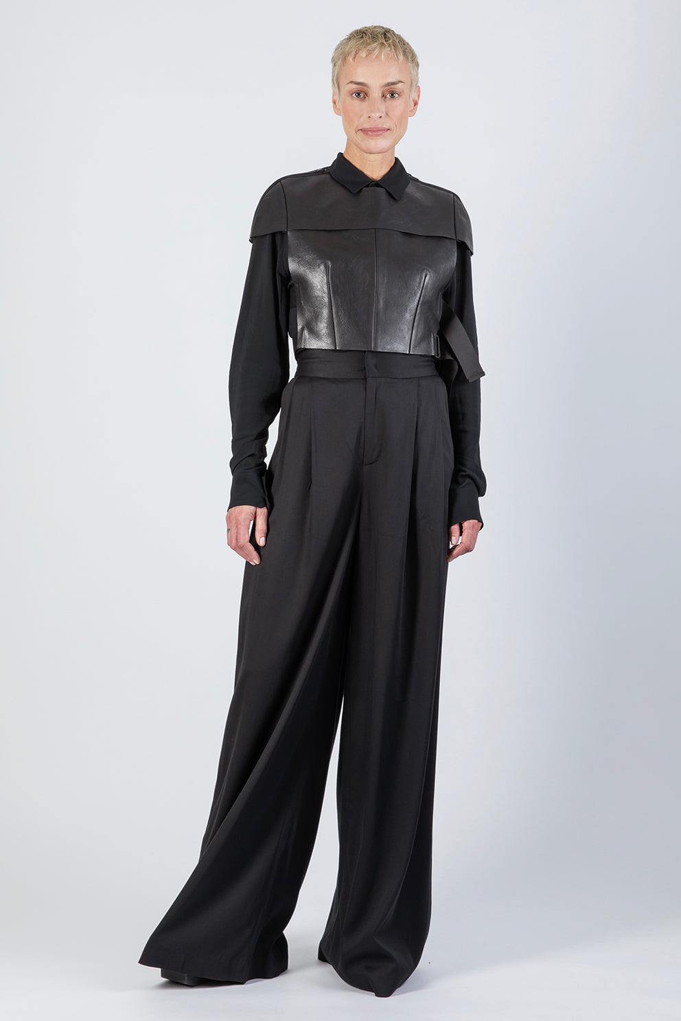 esther-perbandt-protector-leather-schulterteil-schwarz-lederweste image 1