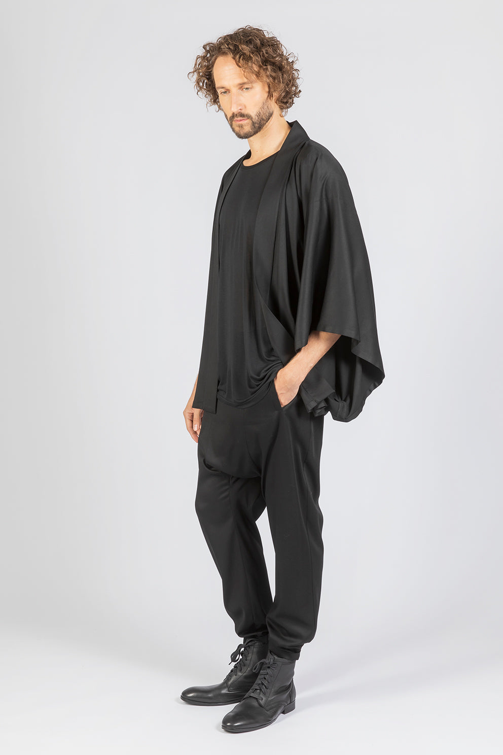 esther-perbandt-ease-kimono-herren-schwarz-kurz-viskose image 1
