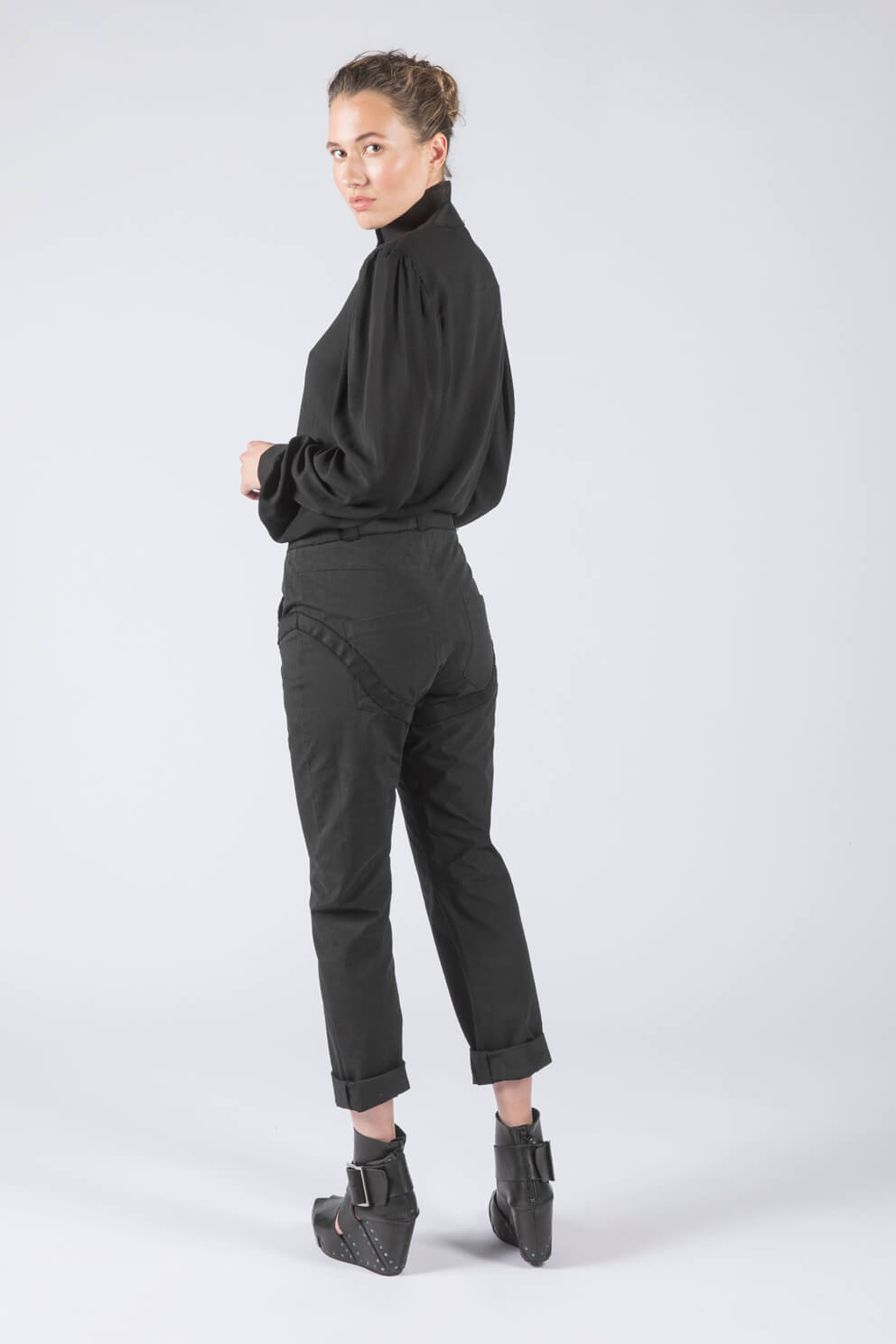 esther-perbandt-stand-up-bluse-schwarz-viskose-stehkragen image 3