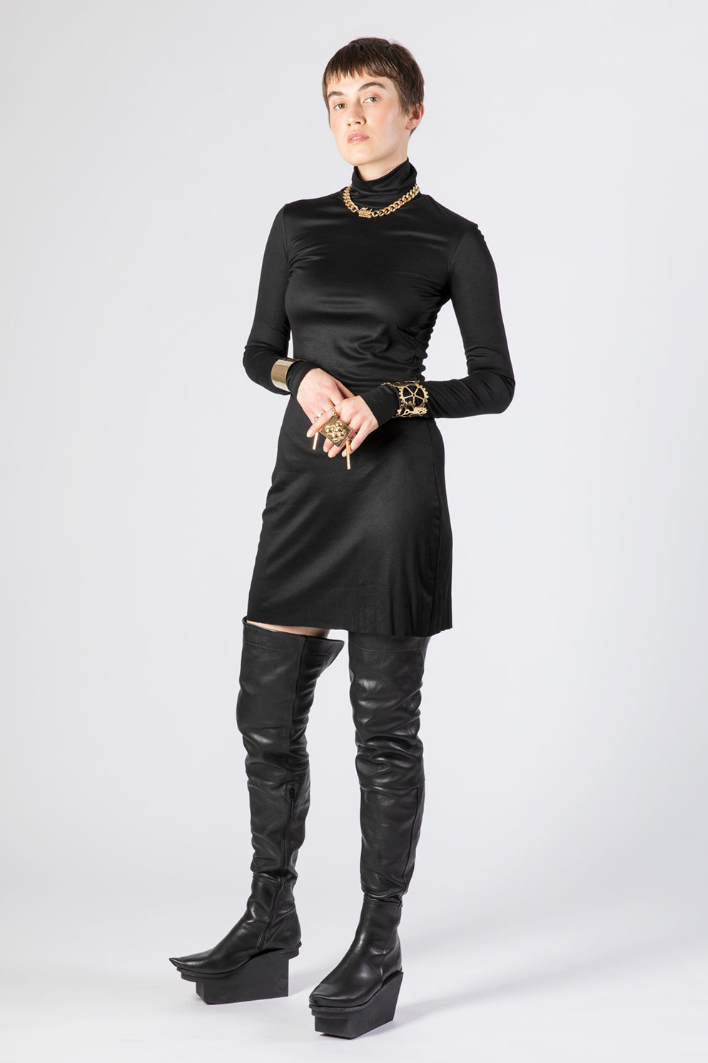 esther-perbandt-turtleneck-kleid-damen-schwarz-bambus image 8