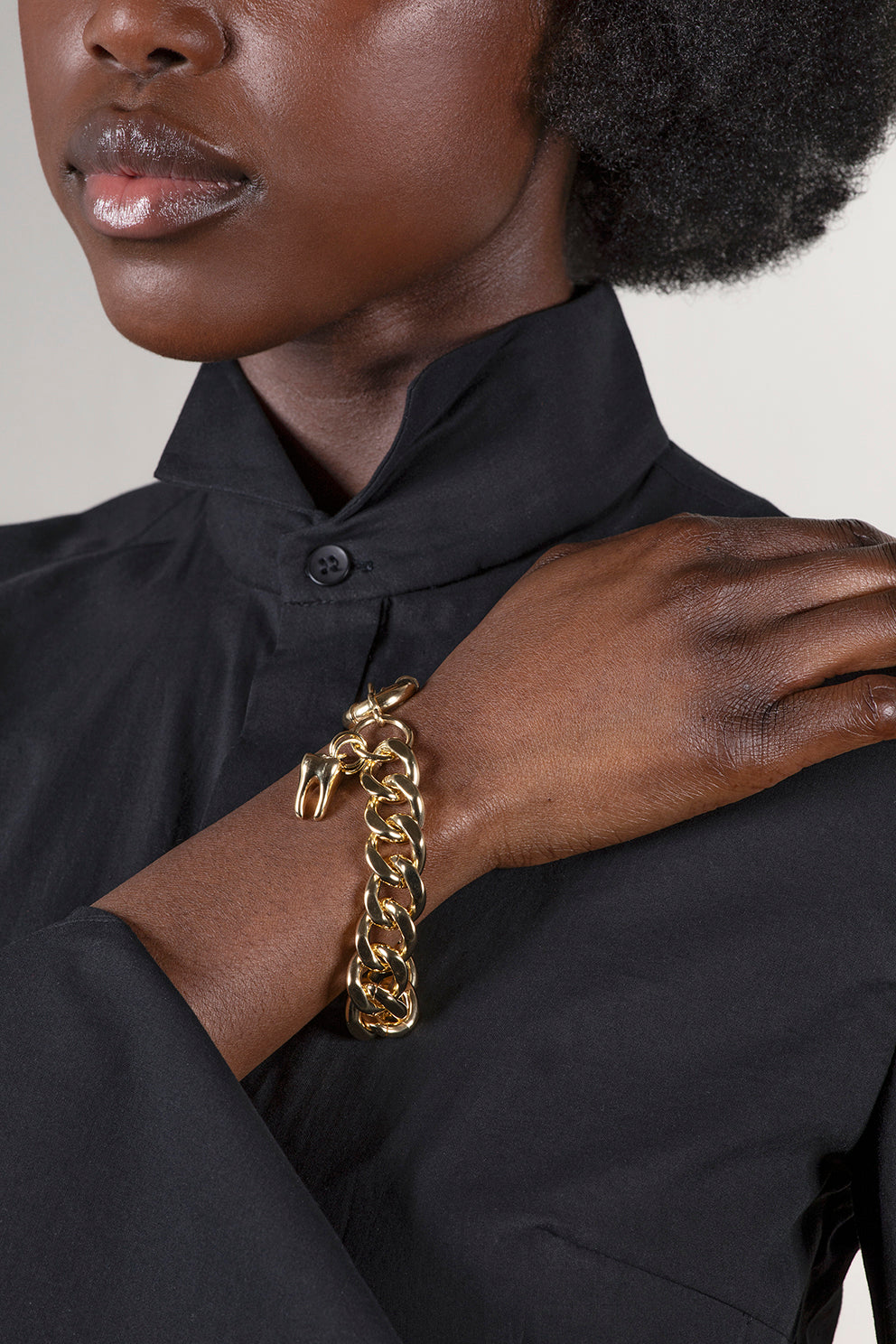 esther-perbandt-tooth-armband-gold-mit-zahnanh-nger image 3