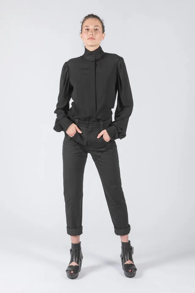 esther-perbandt-stand-up-bluse-schwarz-viskose-stehkragen image 1