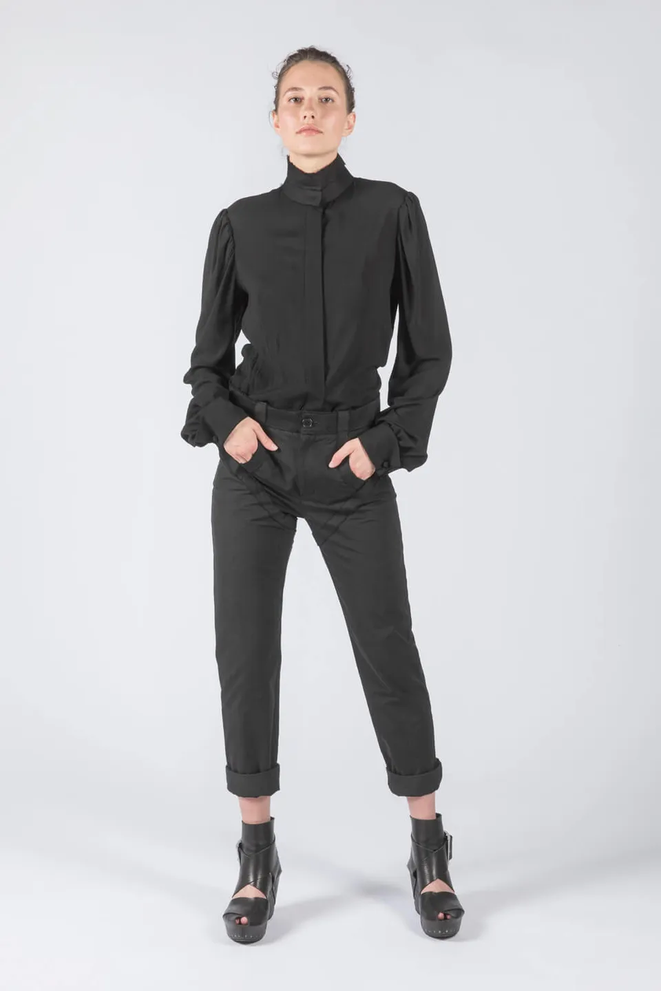 esther-perbandt-stand-up-bluse-schwarz-viskose-stehkragen image 1