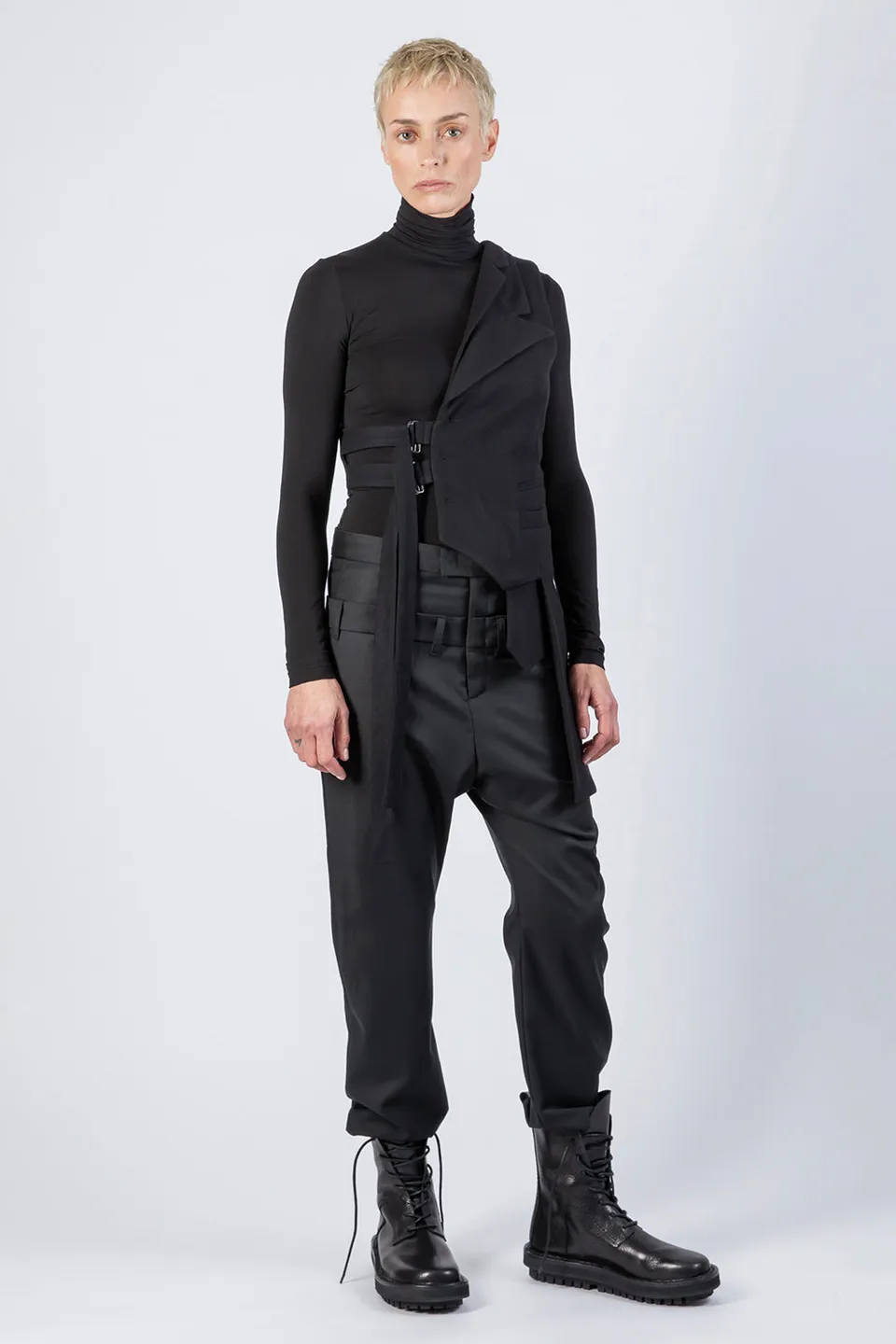 esther-perbandt-half-fin-weste-schwarz-wolle-kaschmir image 1