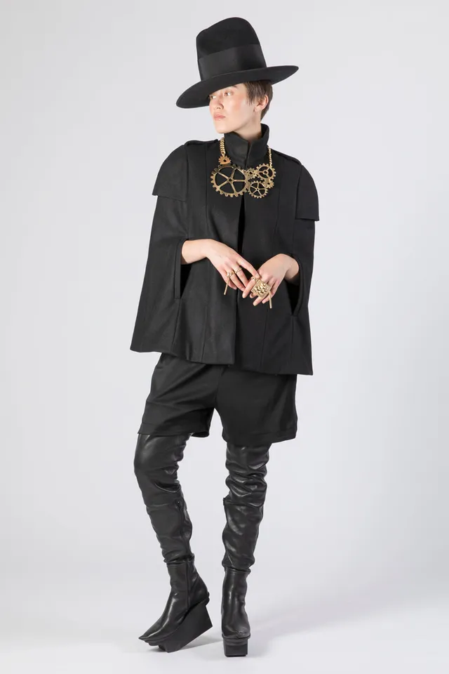 esther-perbandt-pilot-cape-damen-schwarz-woll-cape image 1