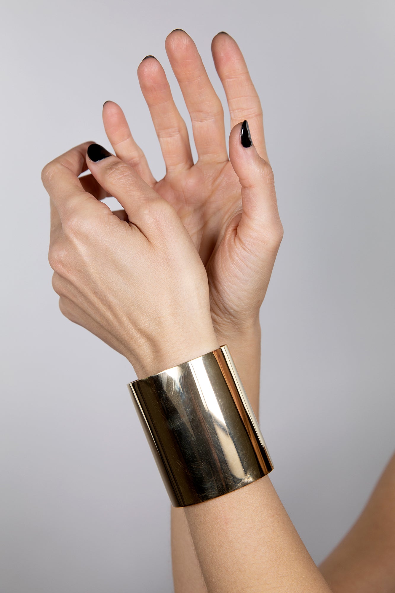 esther-perbandt-plain-armreif-gold-messing-vergoldet image 2