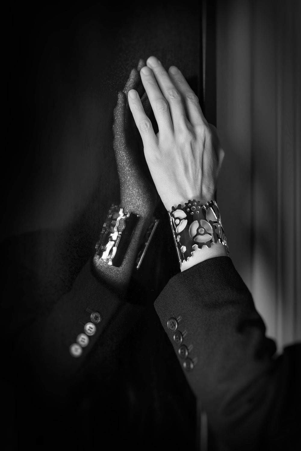 esther-perbandt-gearwheel-armreif-silber-breit-verstellbar image 2