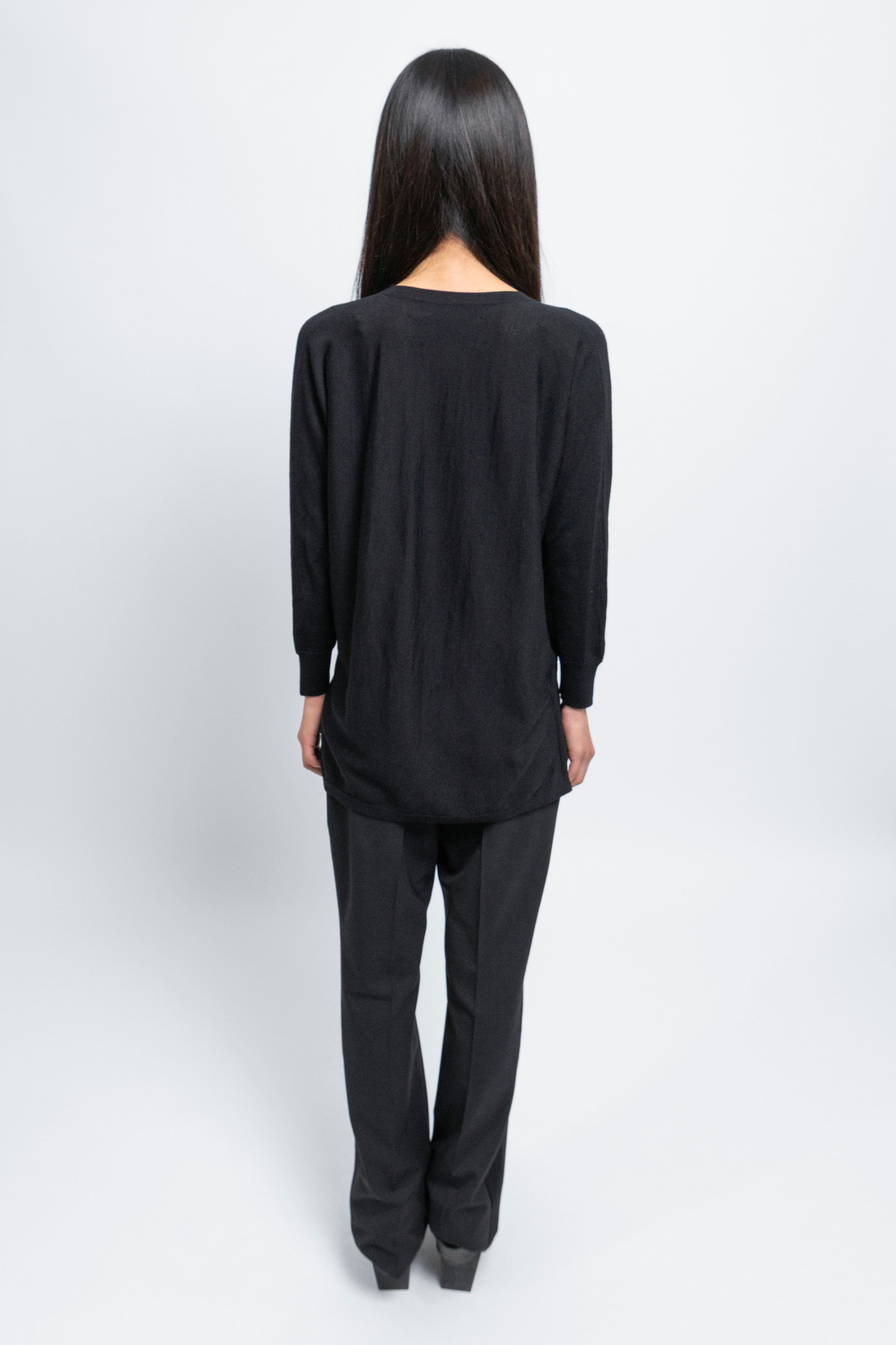 esther-perbandt-moonlight-v-neck-pullover-schwarz-merinowolle image 3