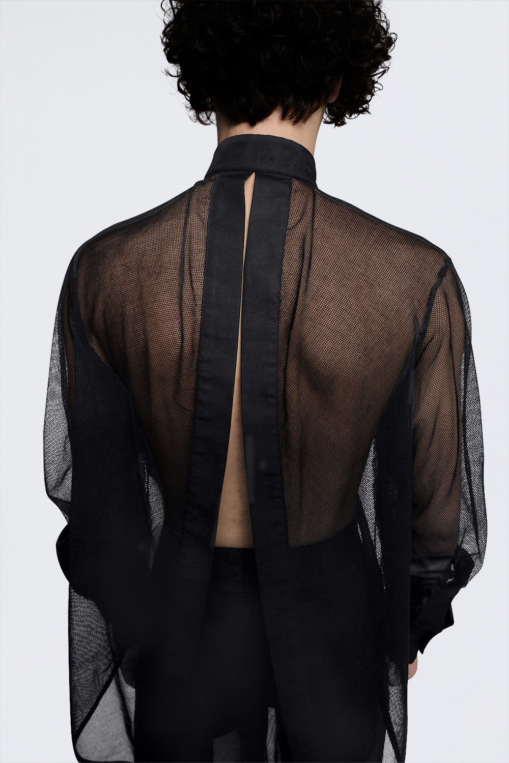 esther-perbandt-splitted-mesh-shirt-herren-schwarz-baumwolle image 8