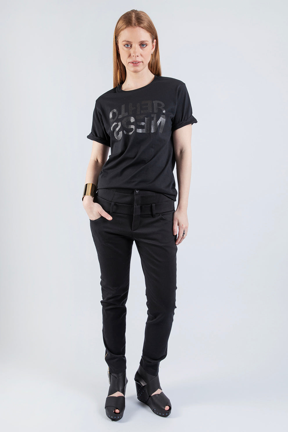 esther-perbandt-otherness-t-shirt-damen-schwarz-bio-baumwolle image 4