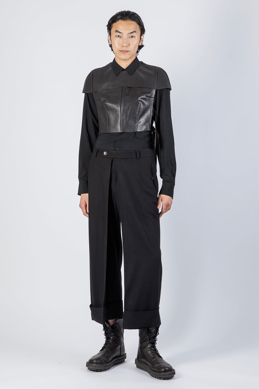 esther-perbandt-protector-schulterst-ck-herren-leder-schwarz image 7