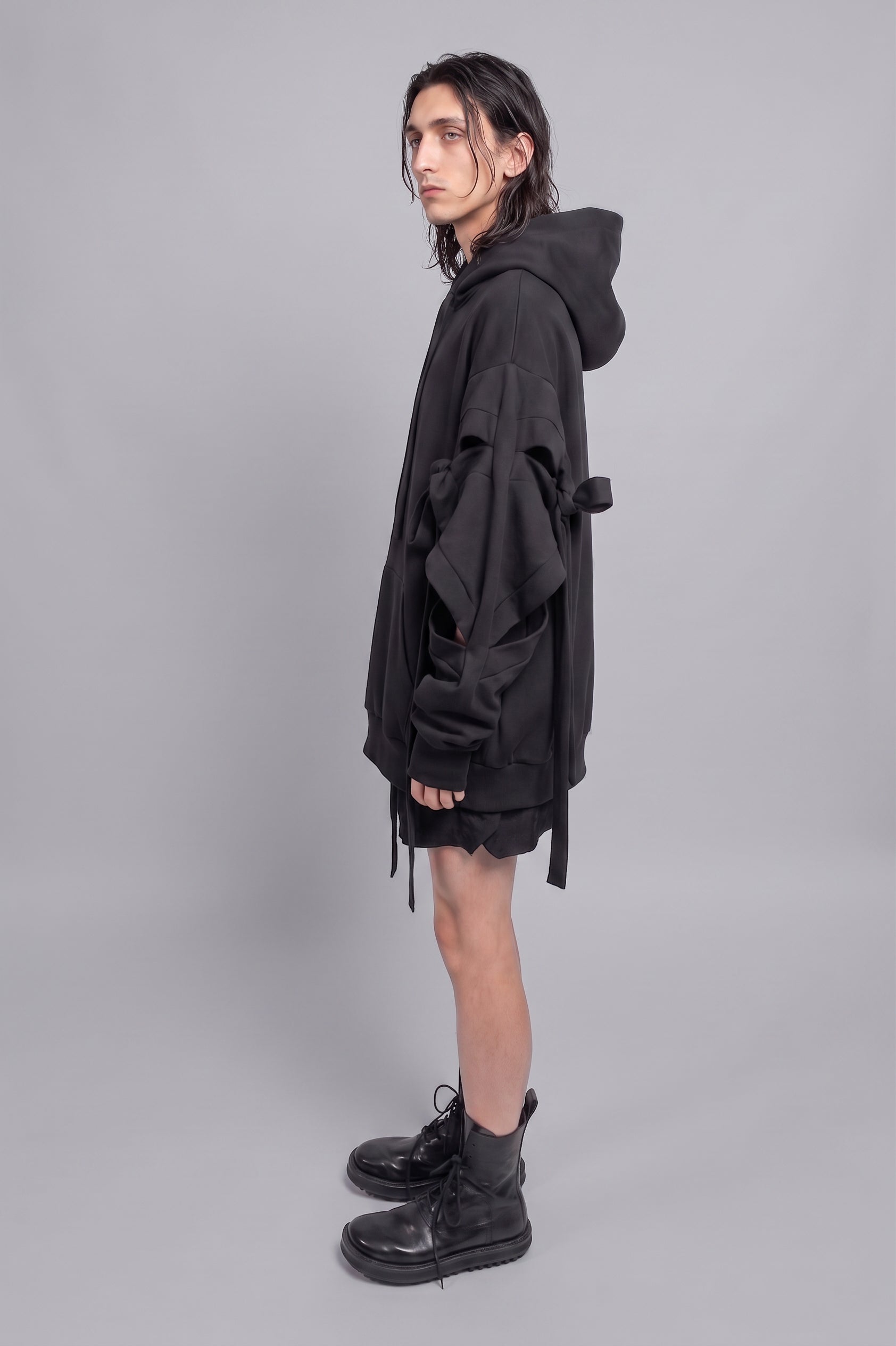 esther-perbandt-blackhearts-hoodie-herren-schwarz-oversized image 4
