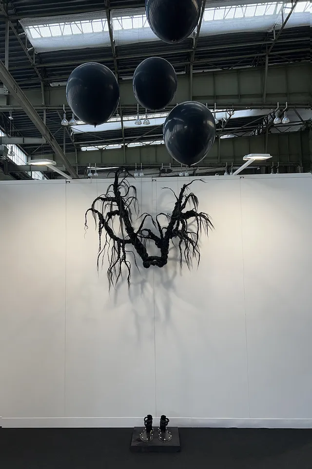 esther-perbandt-curse-and-blessing-kunstinstallation-40x40-cm image 1