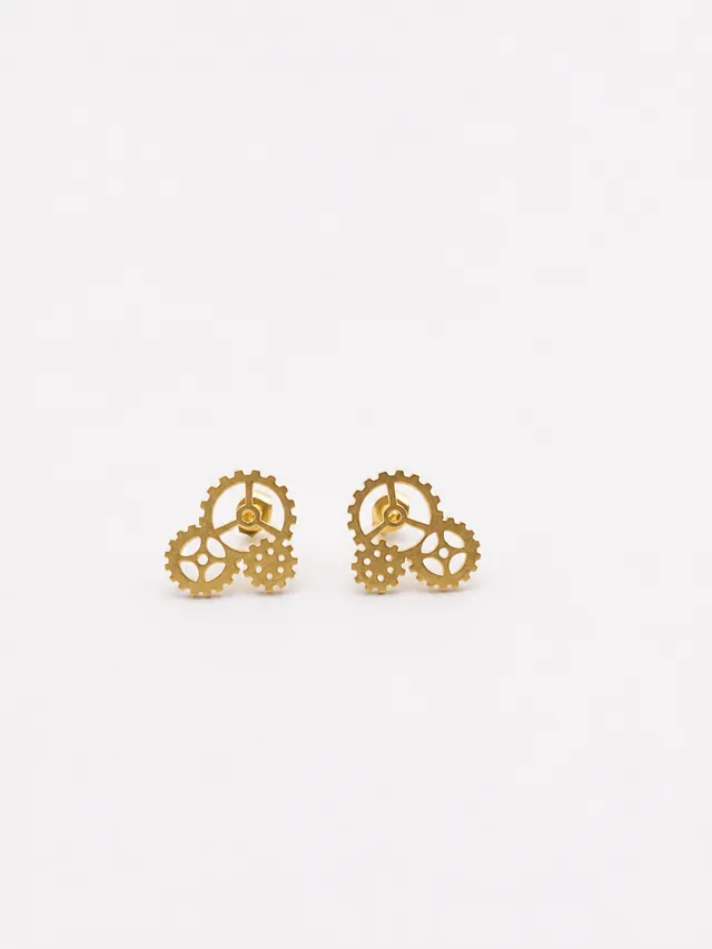 esther-perbandt-gearwheel-ohrring-gold-edelstahl-zahnrad image 1
