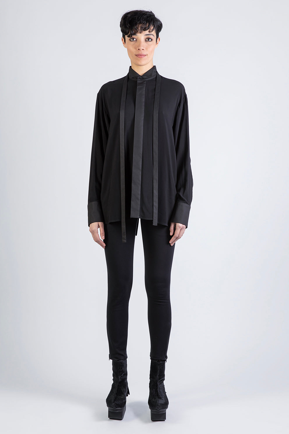 esther-perbandt-splitted-viscose-shirt-damen-schwarz-kragen image 4