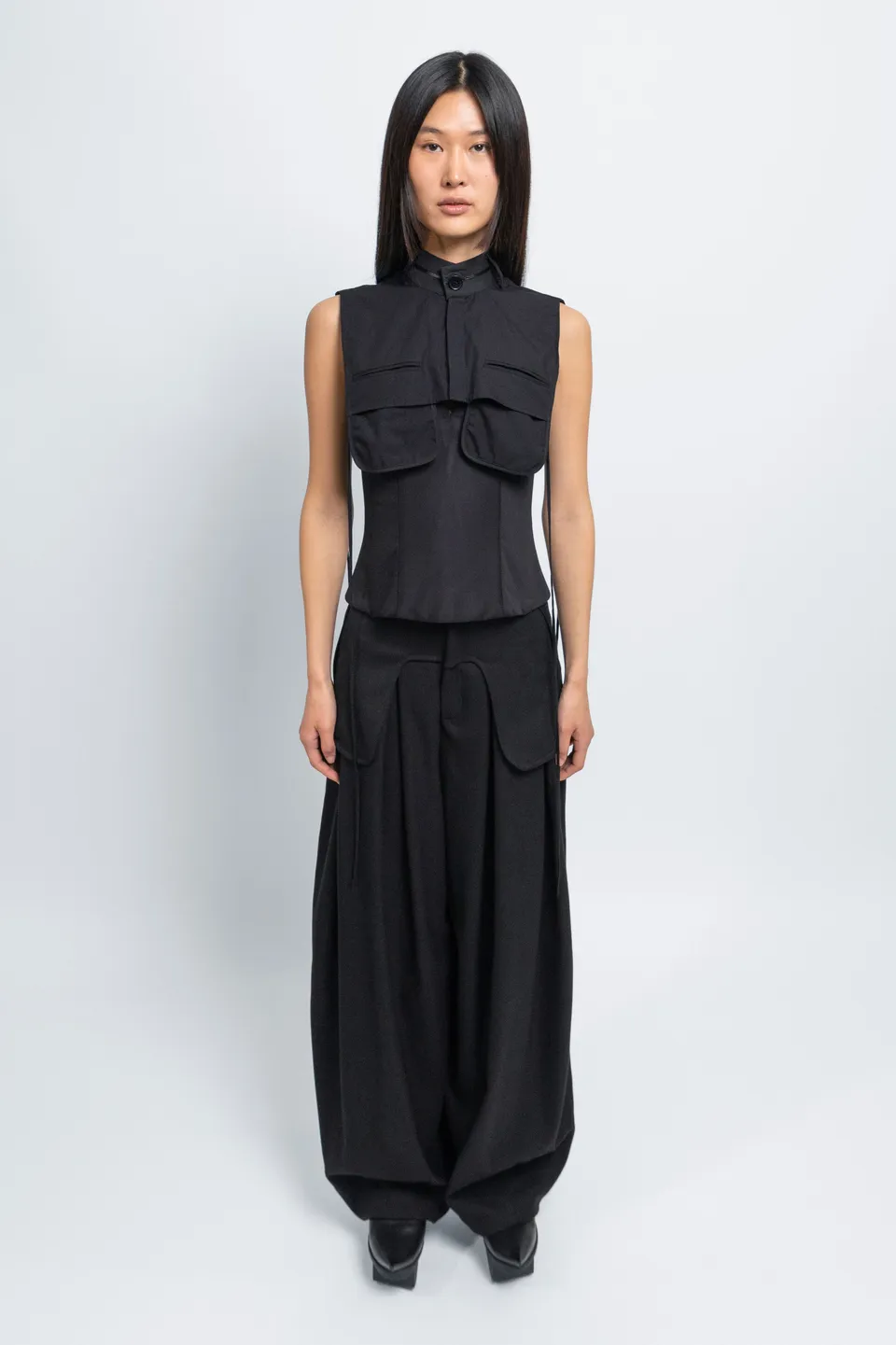 esther-perbandt-wild-waistband-shirt-schwarz-rmellos-baumwolle image 1