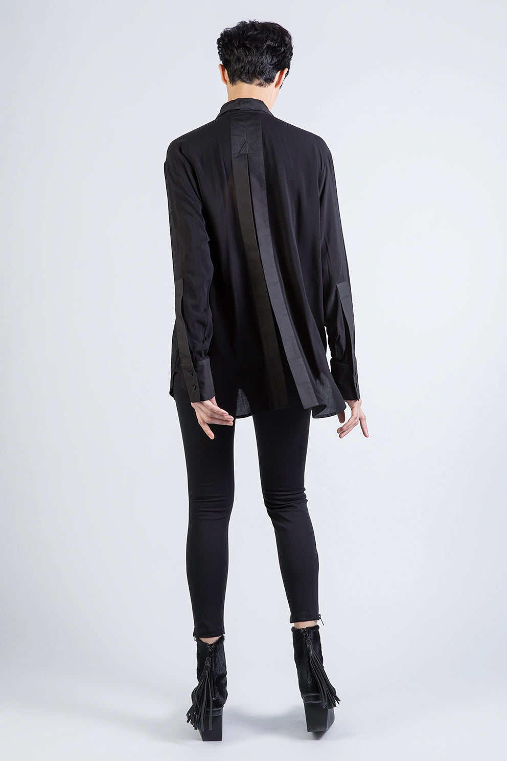 esther-perbandt-splitted-viscose-shirt-damen-schwarz-kragen image 6