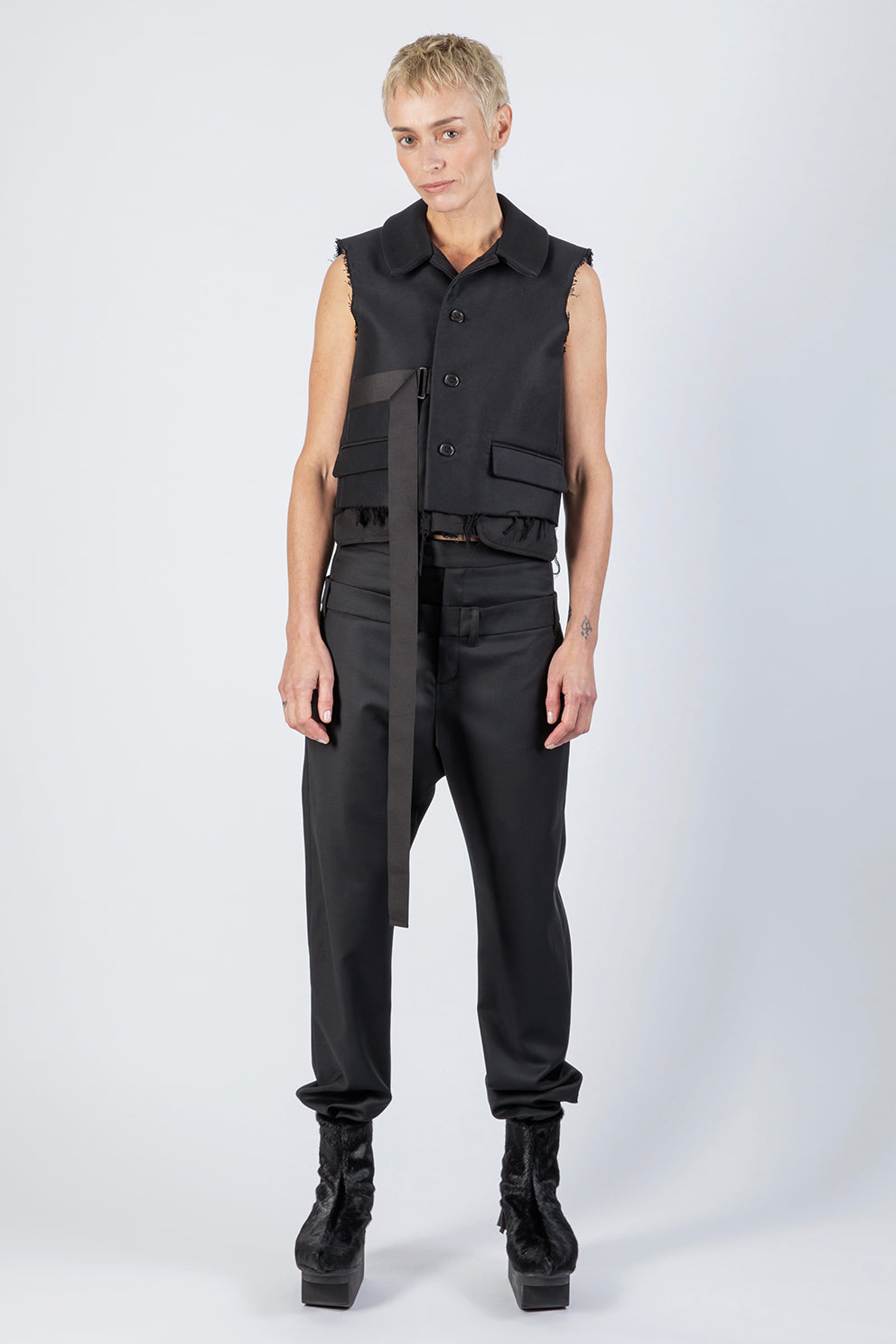 esther-perbandt-ripped-weste-damen-schwarz-baumwolle image 1