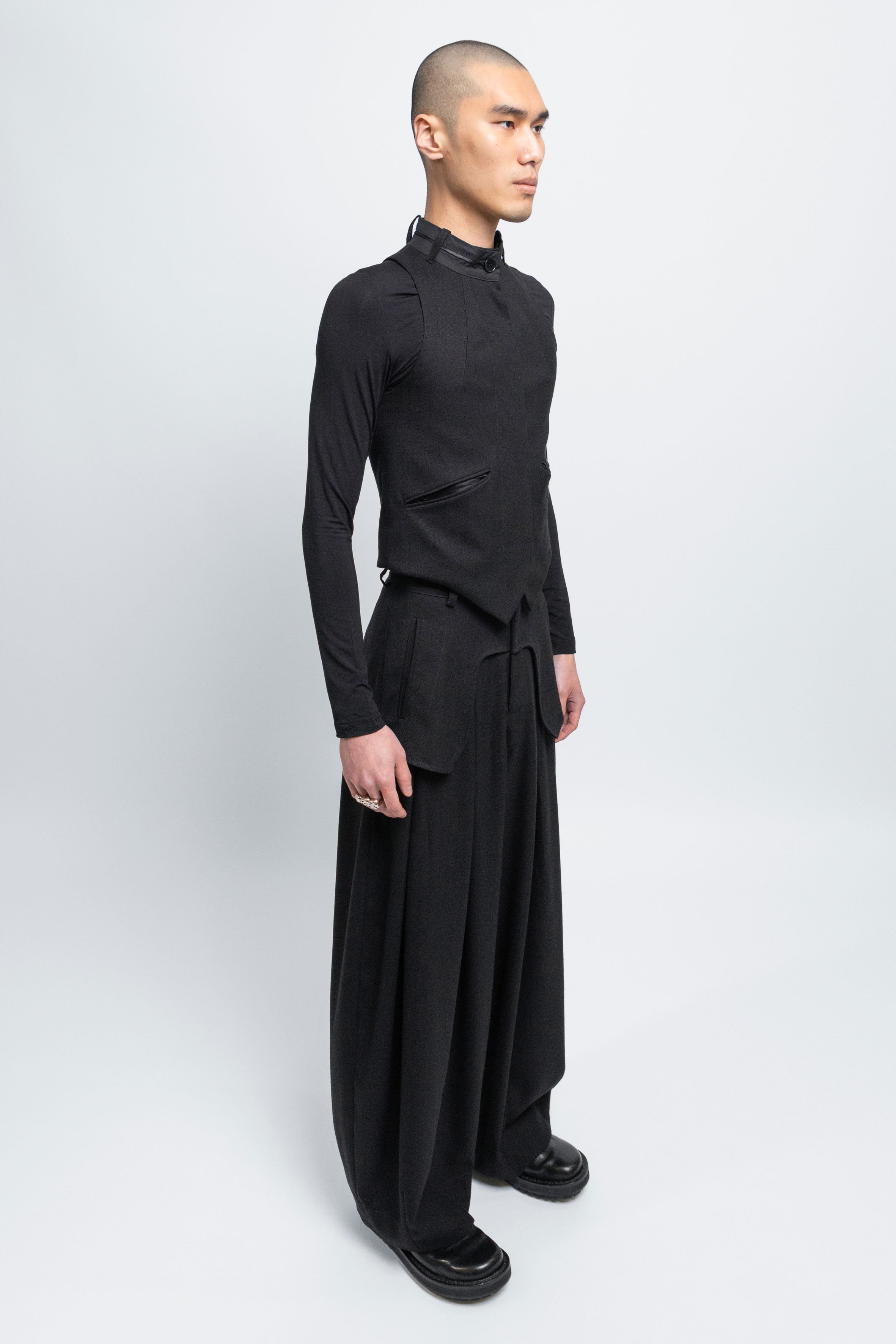 esther-perbandt-waistband-weste-herren-schwarz-slim-fit-stehkragen image 6