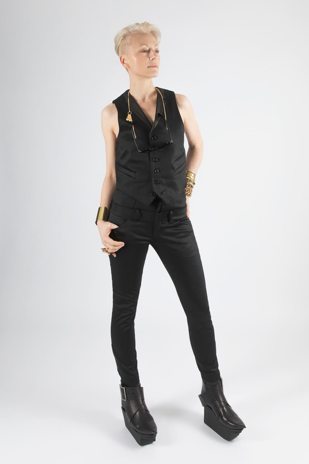 esther-perbandt-time-weste-damen-schwarz-mit-lederkragen image 1