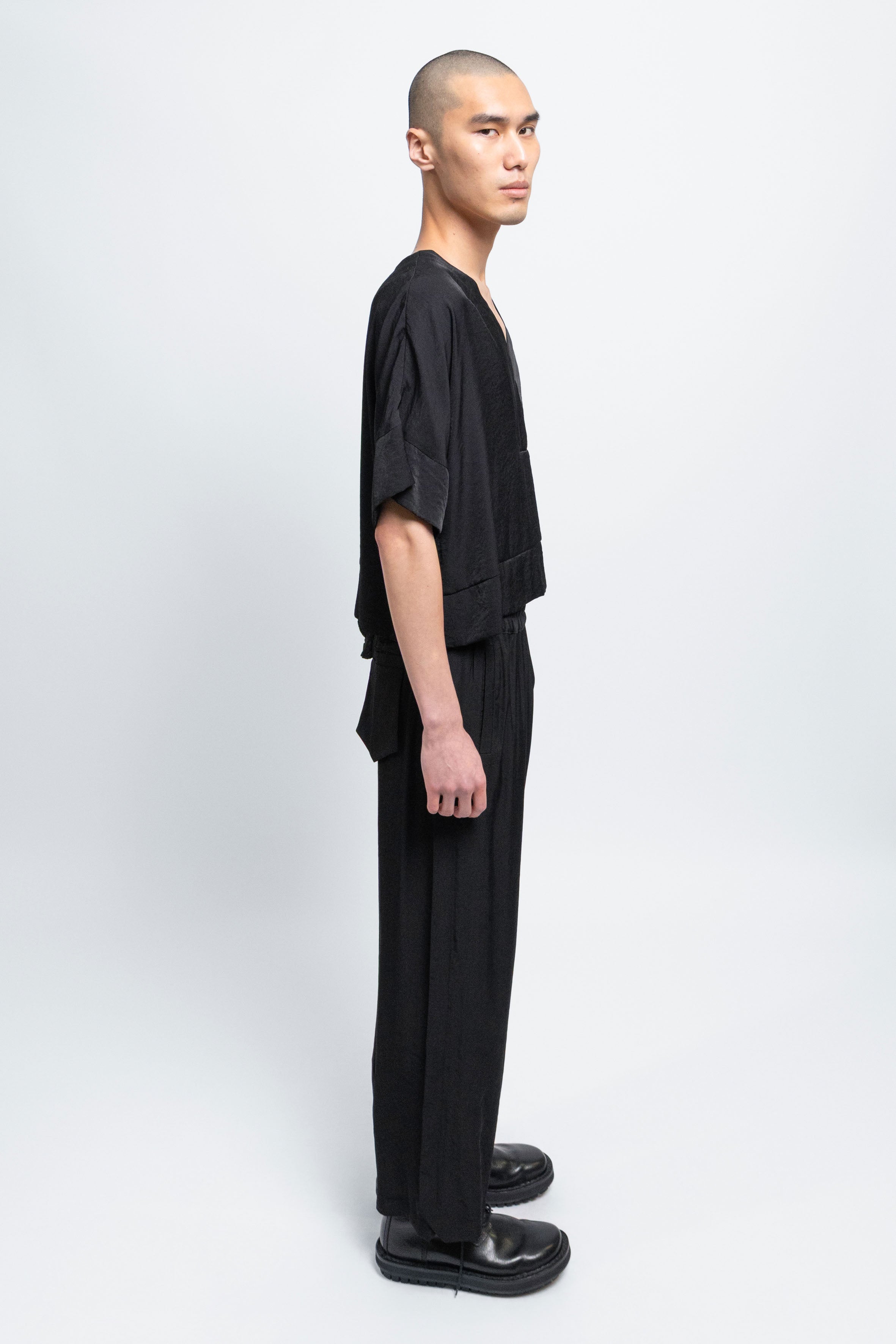esther-perbandt-atelier-shirt-herren-schwarz-v-ausschnitt image 7