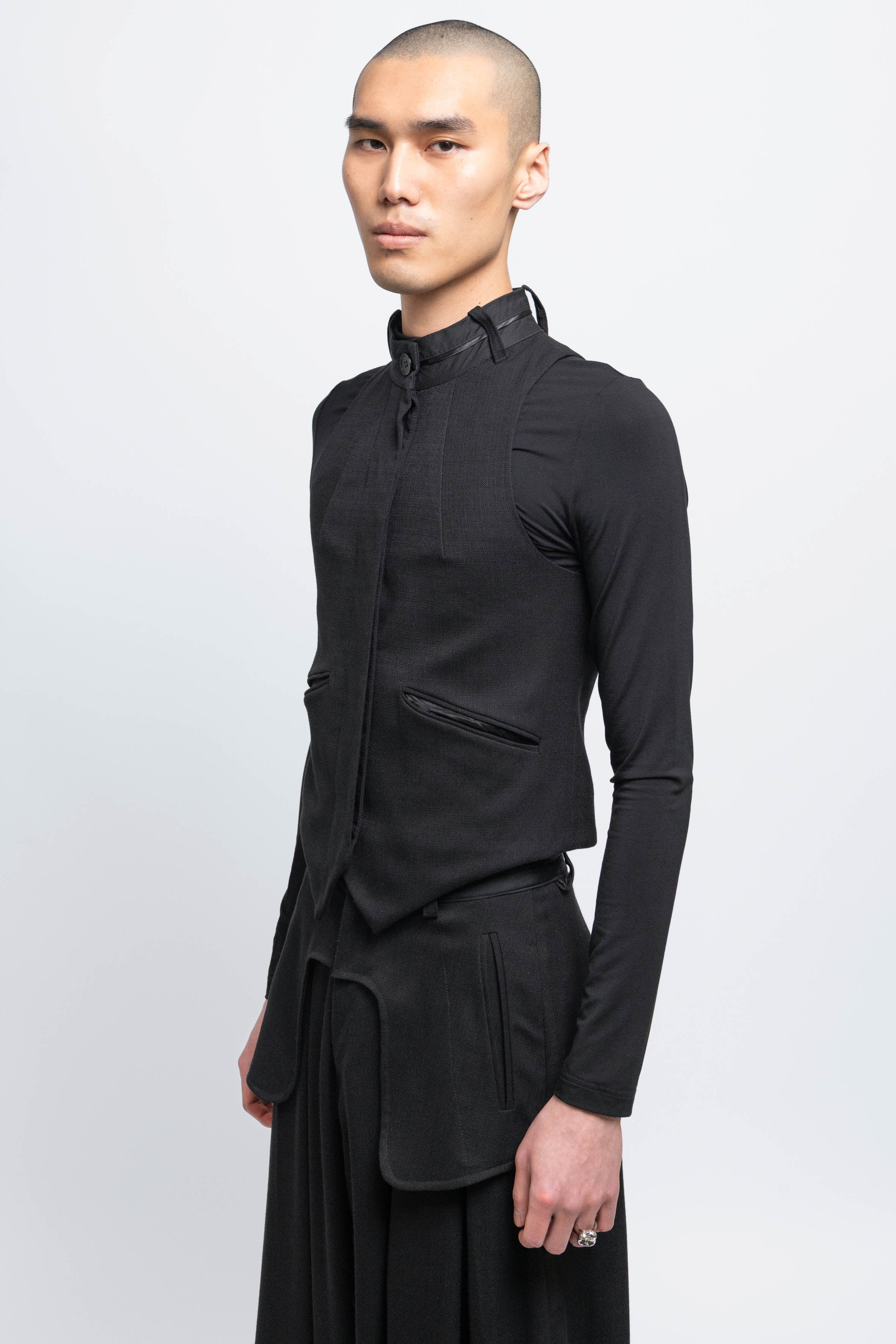 esther-perbandt-waistband-weste-herren-schwarz-slim-fit-stehkragen image 5