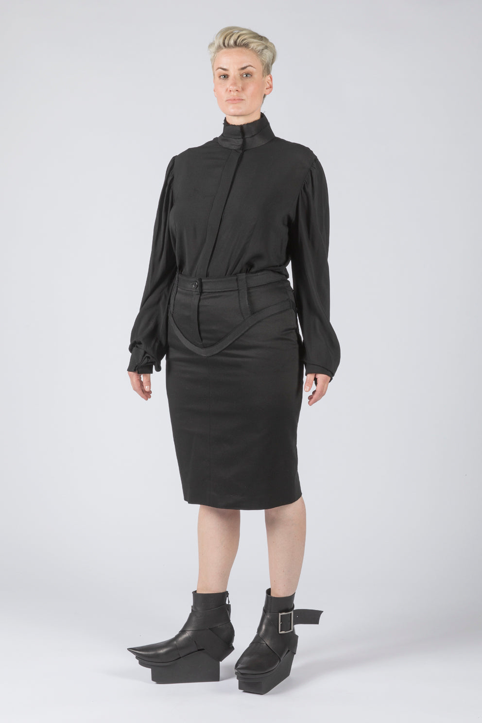 esther-perbandt-stand-up-bluse-schwarz-viskose-stehkragen image 6