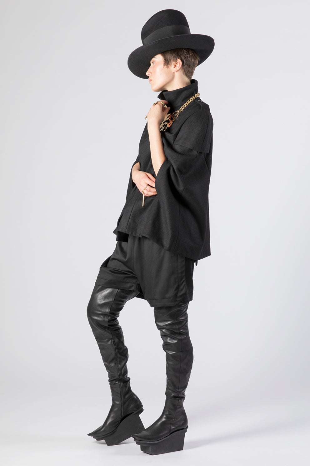 esther-perbandt-pilot-cape-damen-schwarz-woll-cape image 3
