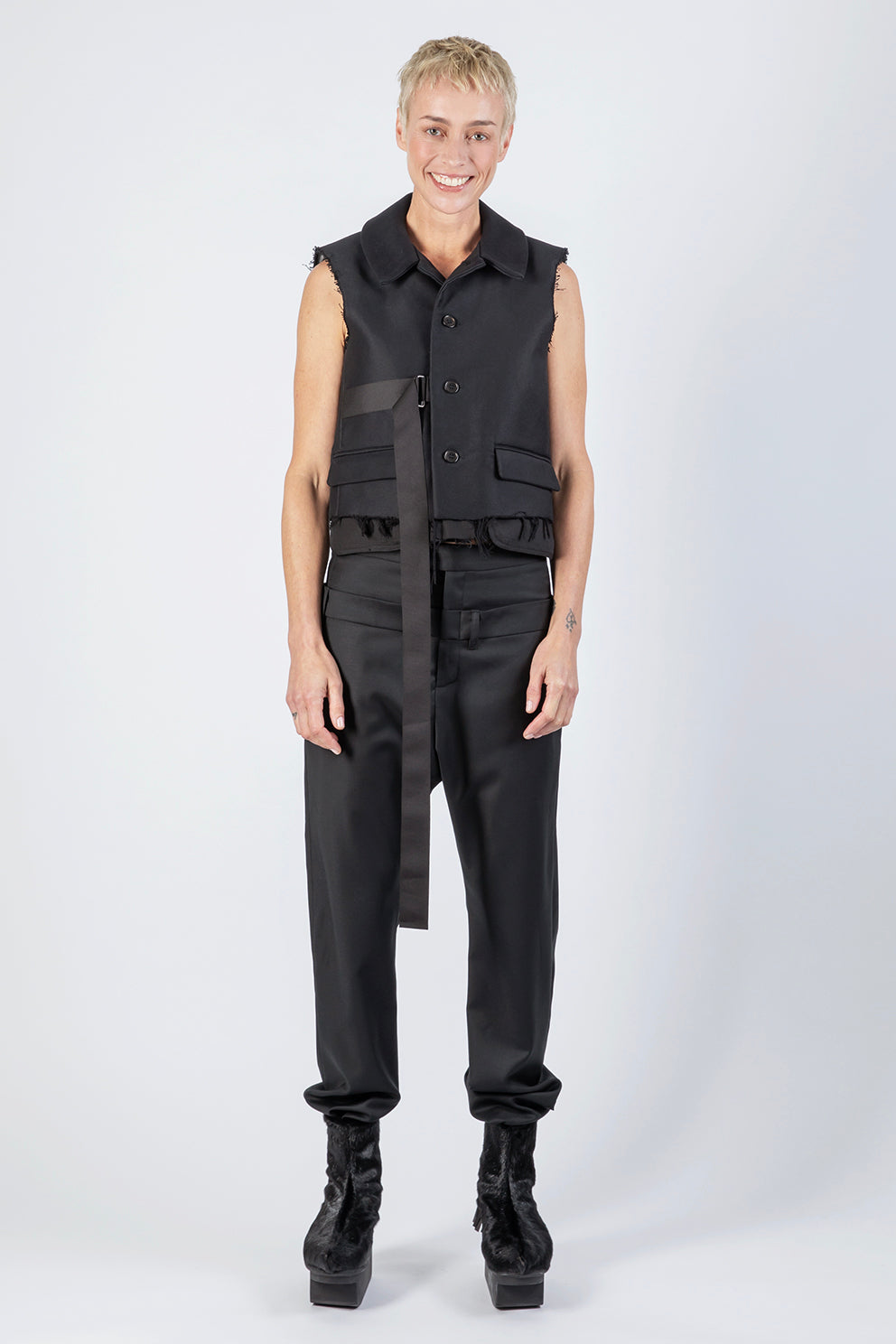 esther-perbandt-ripped-weste-damen-schwarz-baumwolle image 4