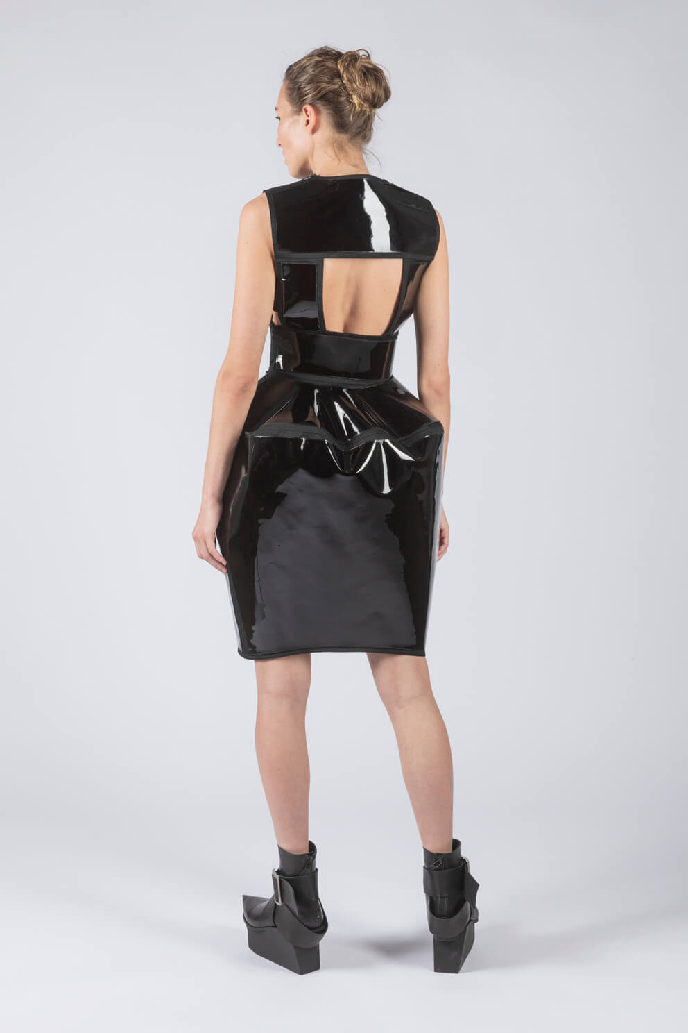 esther-perbandt-protector-patent-kleid-damen-schwarz-leder image 3