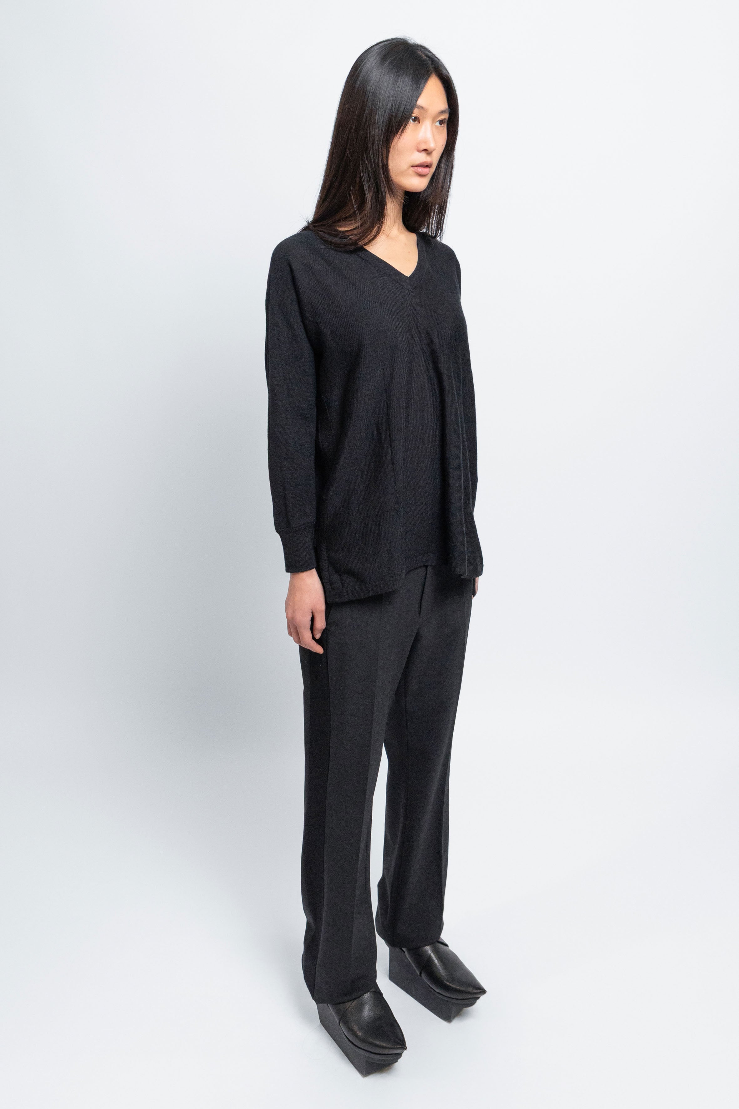 esther-perbandt-moonlight-v-neck-pullover-schwarz-merinowolle image 7