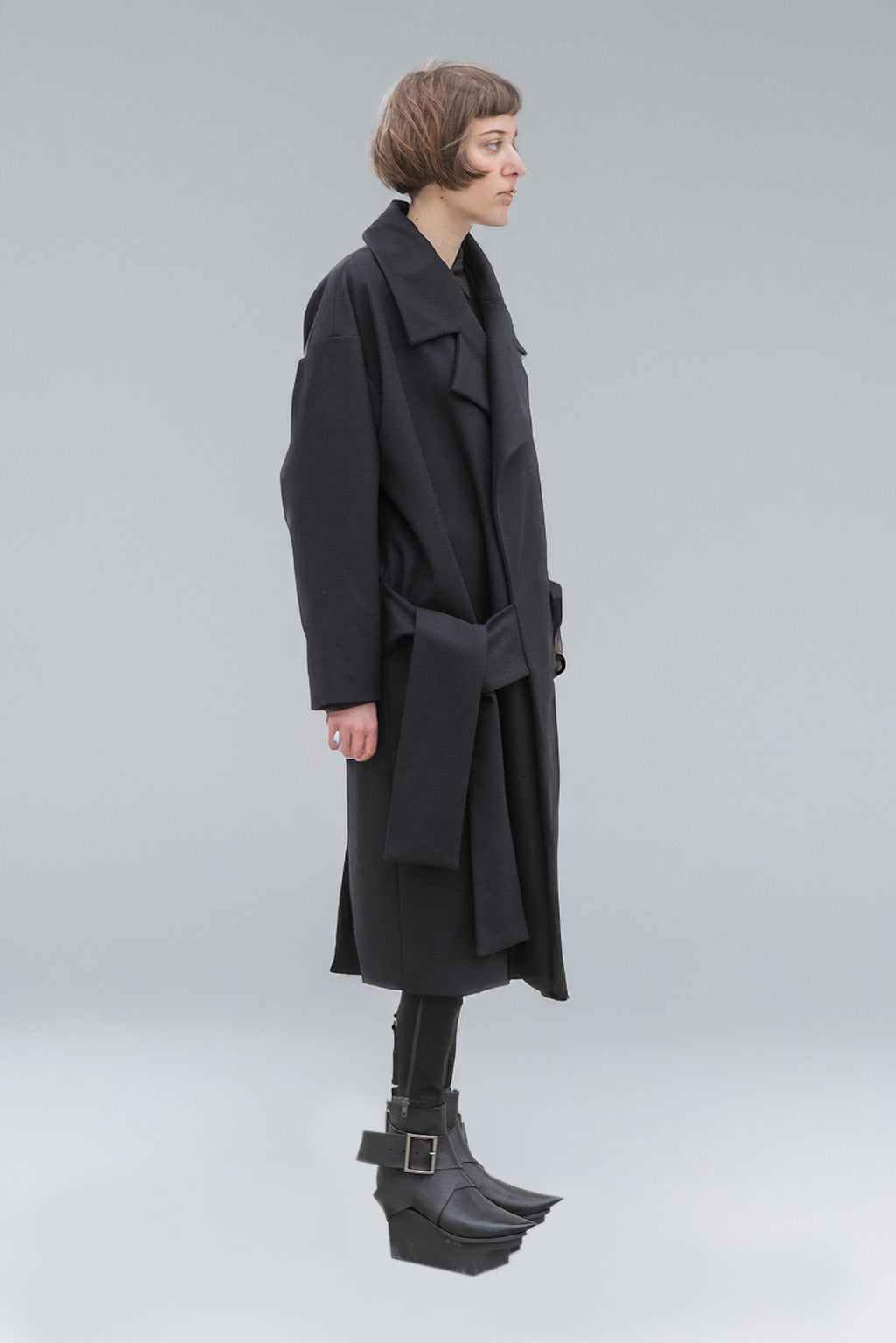 esther-perbandt-cocoon-mantel-damen-schwarz-oversize-wolle image 3