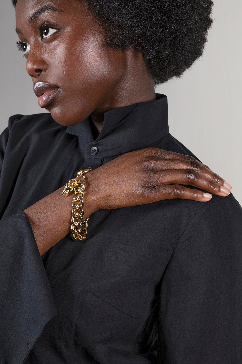 esther-perbandt-tooth-armband-gold-mit-zahnanh-nger image 2