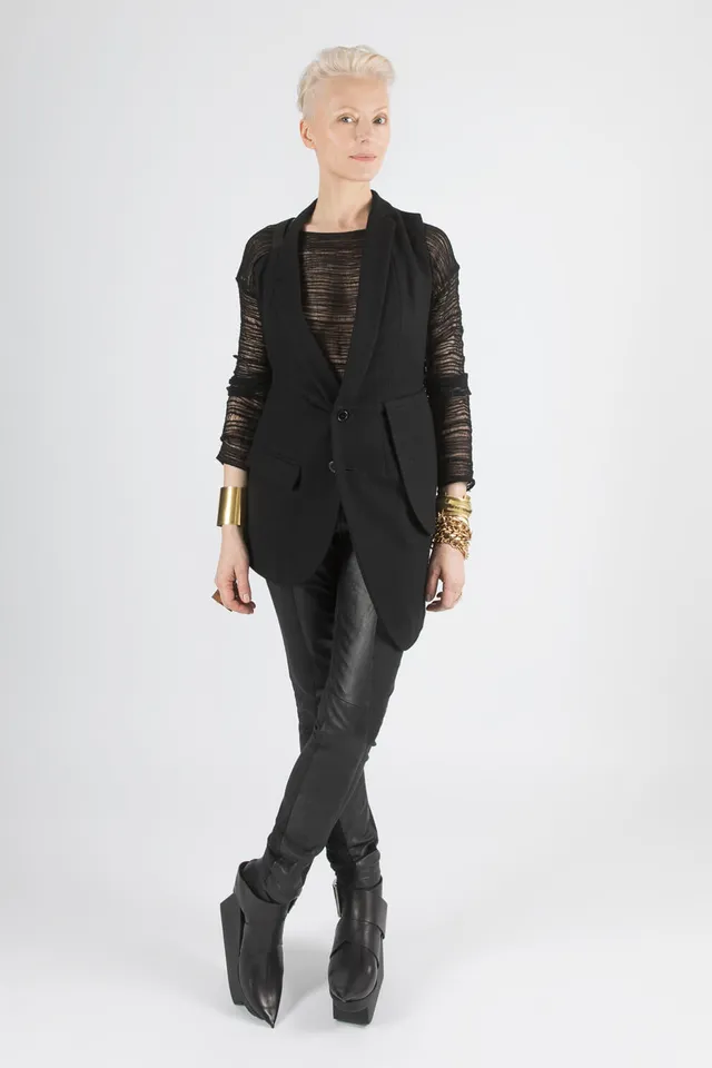 esther-perbandt-deconstructed-weste-schwarz-wolle image 1