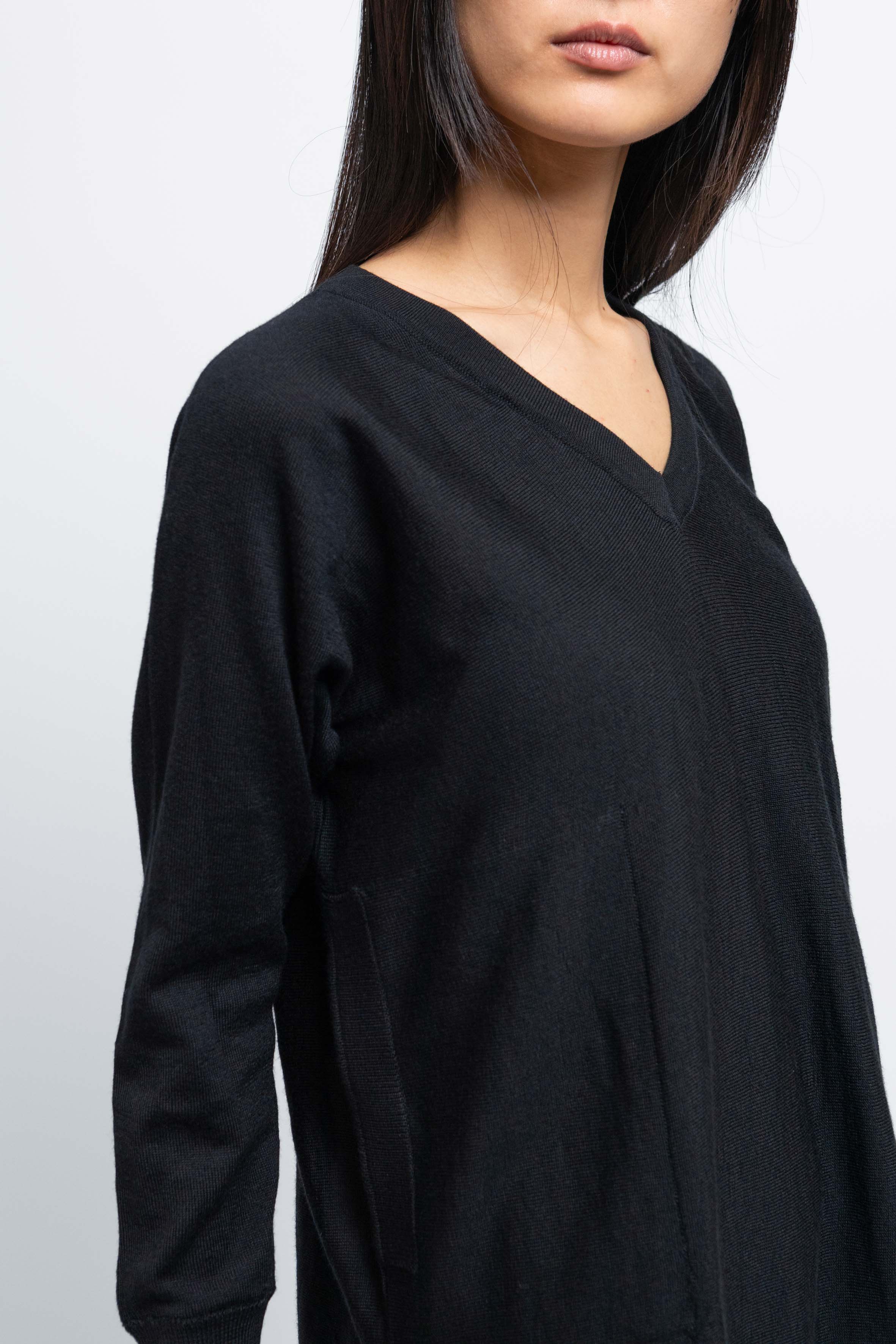 esther-perbandt-moonlight-v-neck-pullover-schwarz-merinowolle image 8
