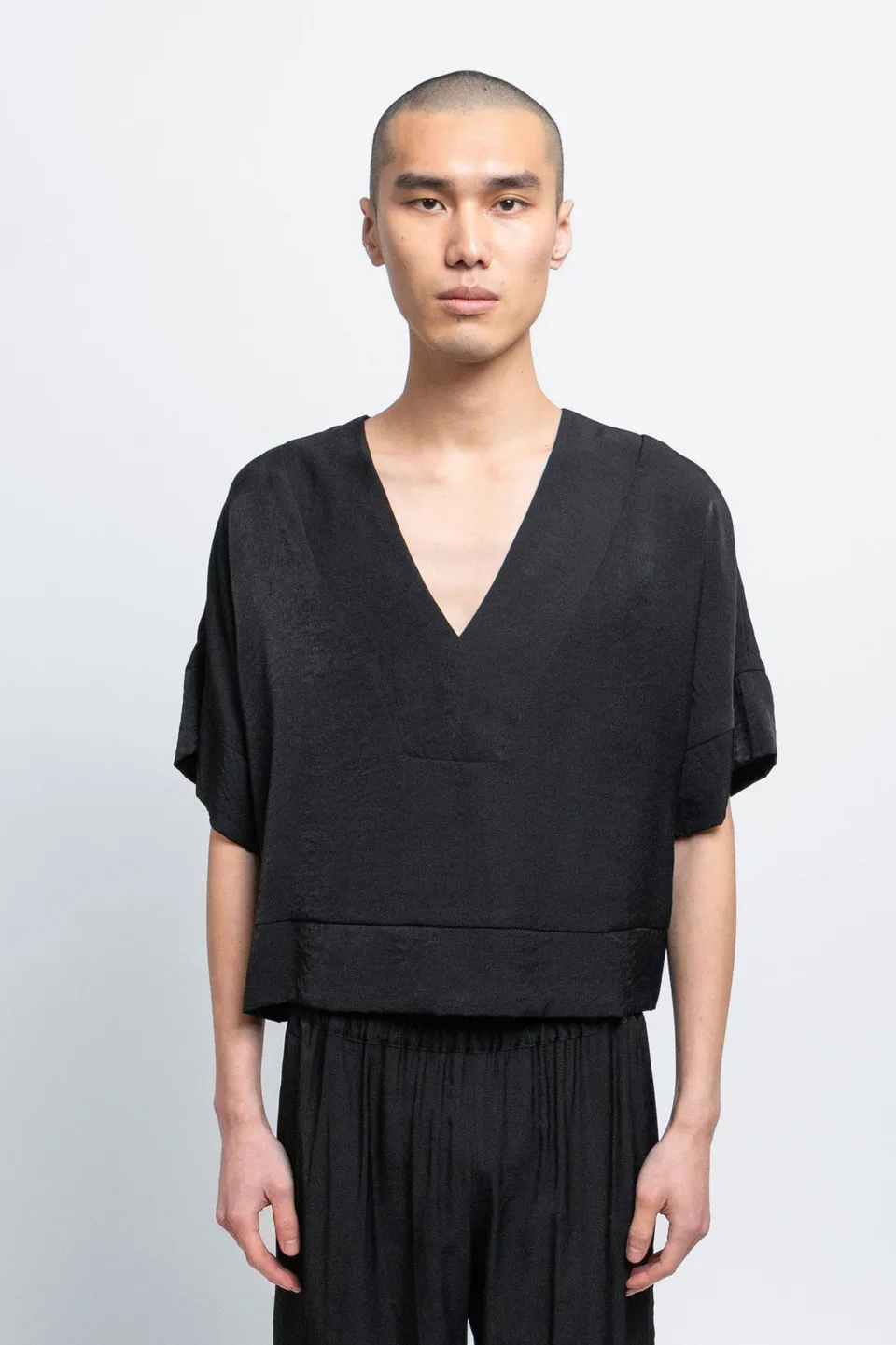 esther-perbandt-atelier-shirt-herren-schwarz-v-ausschnitt image 1