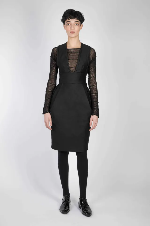 esther-perbandt-tulip-kleid-schwarz-baumwolle-taschen-v-ausschnitt image 1
