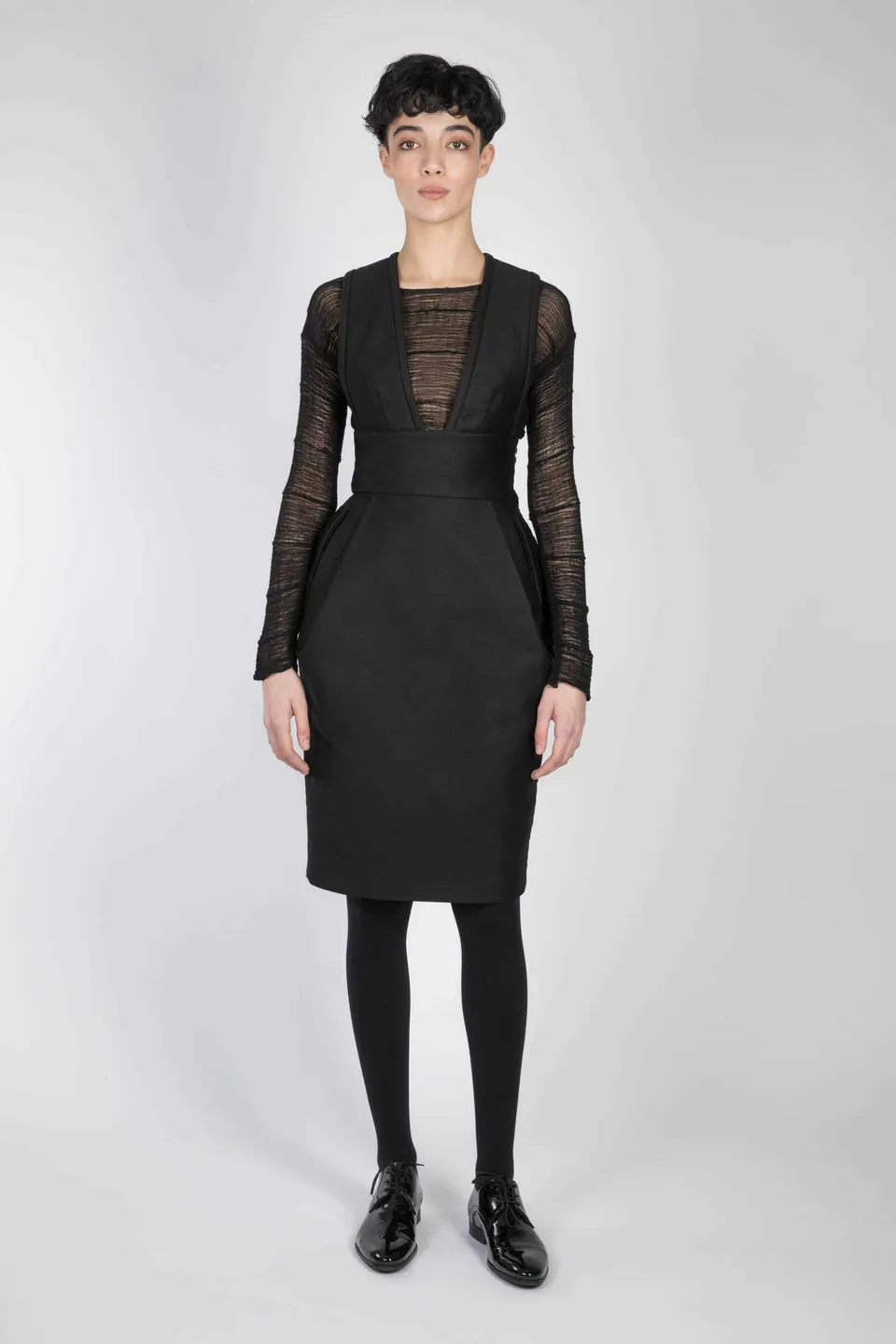 esther-perbandt-tulip-kleid-schwarz-baumwolle-taschen-v-ausschnitt image 1
