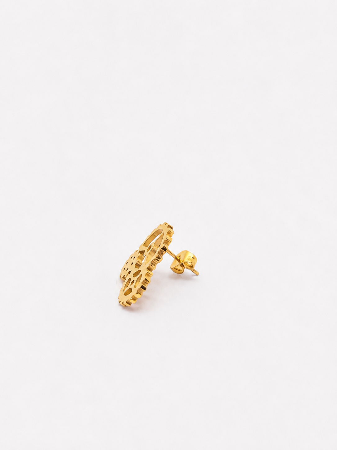 esther-perbandt-gearwheel-ohrring-gold-edelstahl-zahnrad image 6