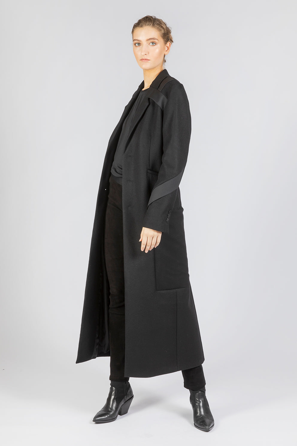 esther-perbandt-bond-mantel-schwarz-wolle-damen image 4