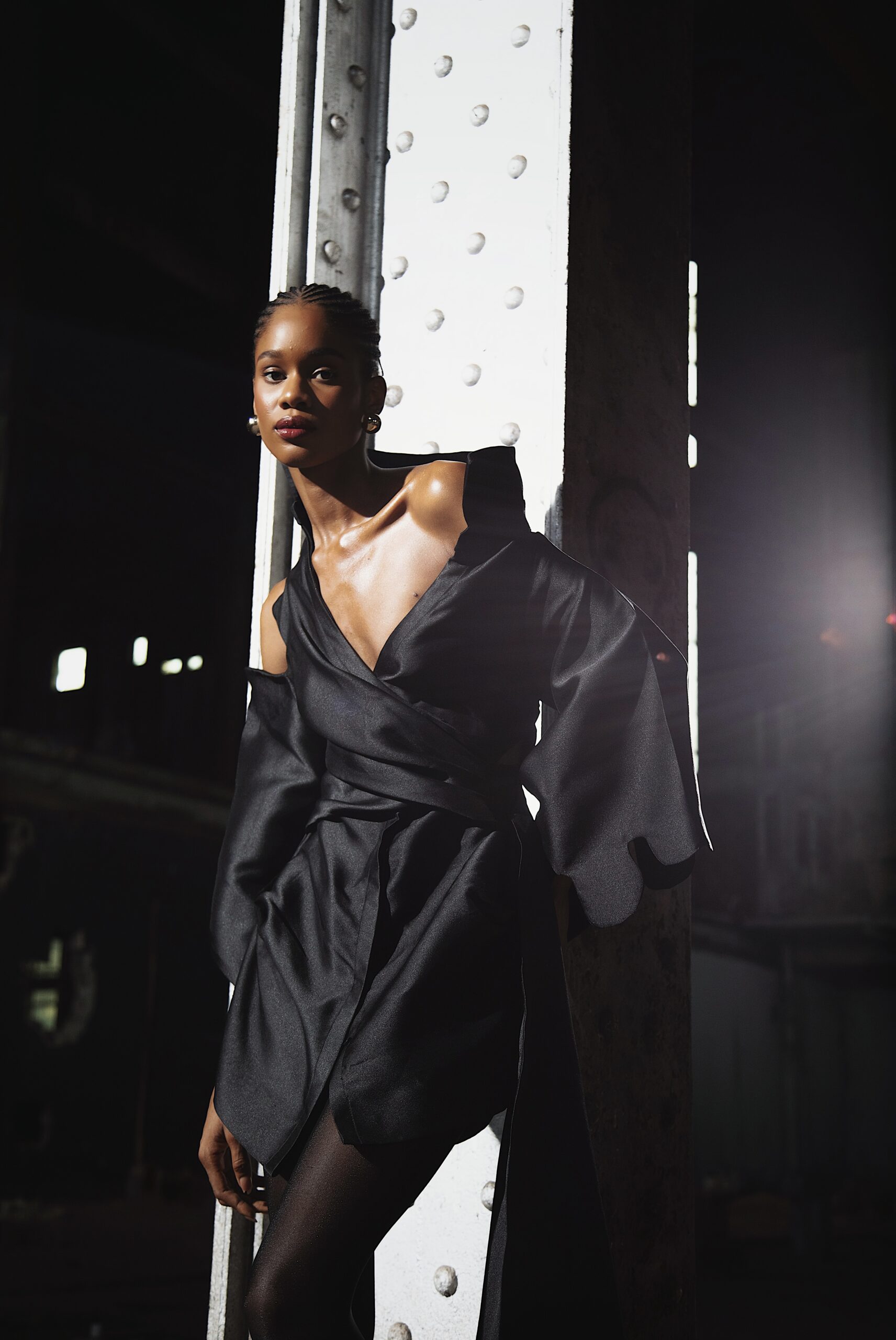 fruch-tiwa-minikleid-schwarz-cold-shoulder-mit-schleppe image 3