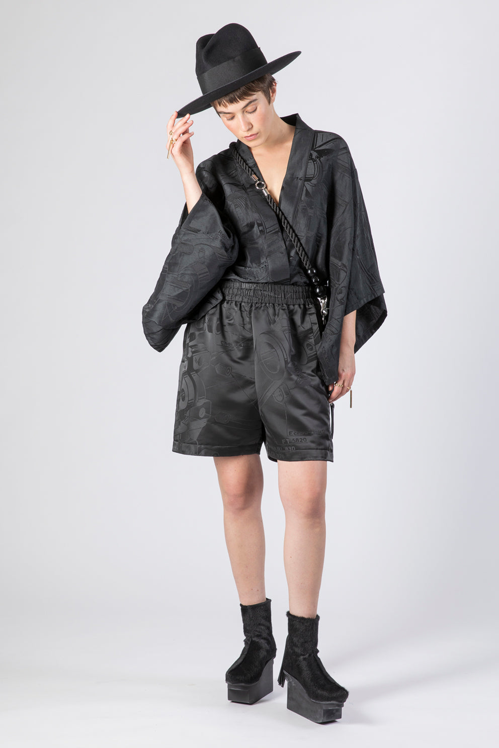 esther-perbandt-machine-short-kimono-damen-schwarz-seide image 1