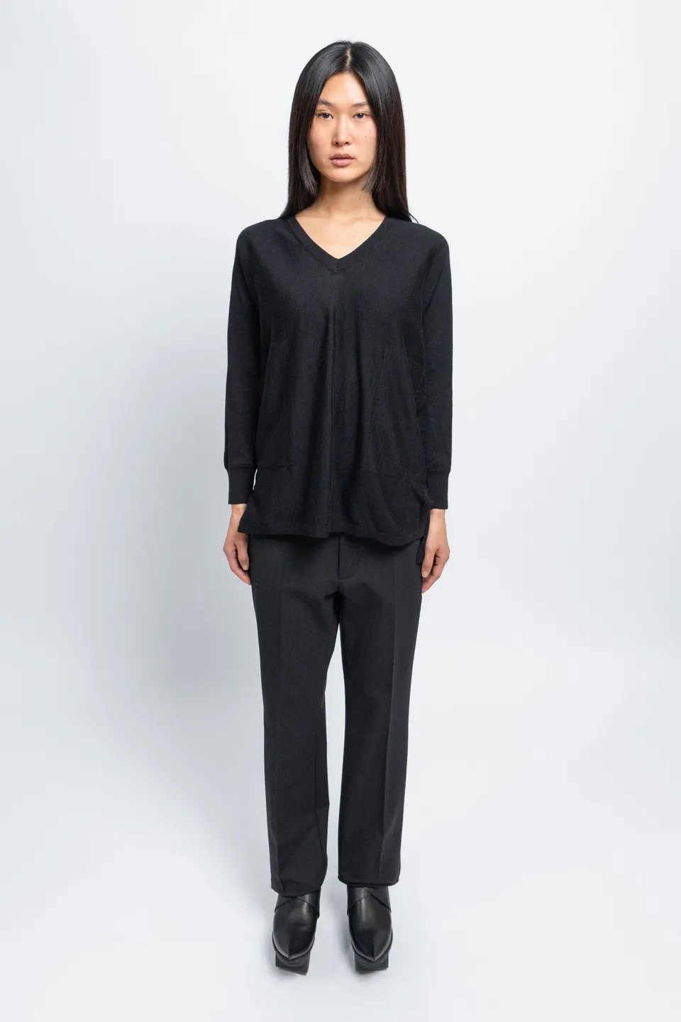 esther-perbandt-moonlight-v-neck-pullover-schwarz-merinowolle image 1