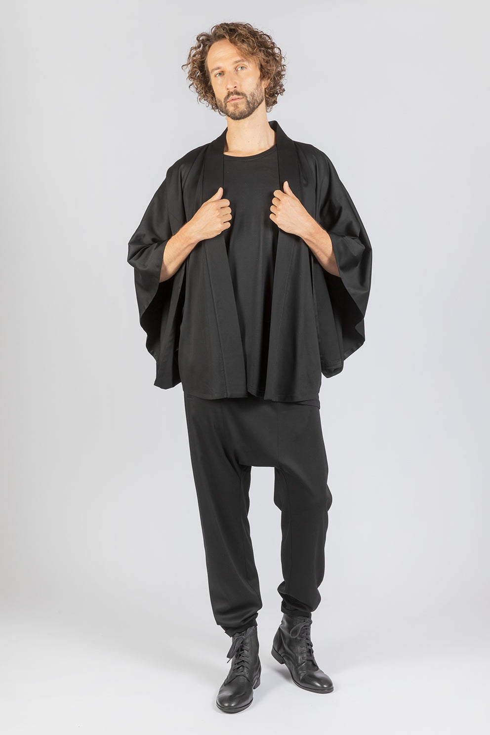 esther-perbandt-ease-kimono-herren-schwarz-kurz-viskose image 6