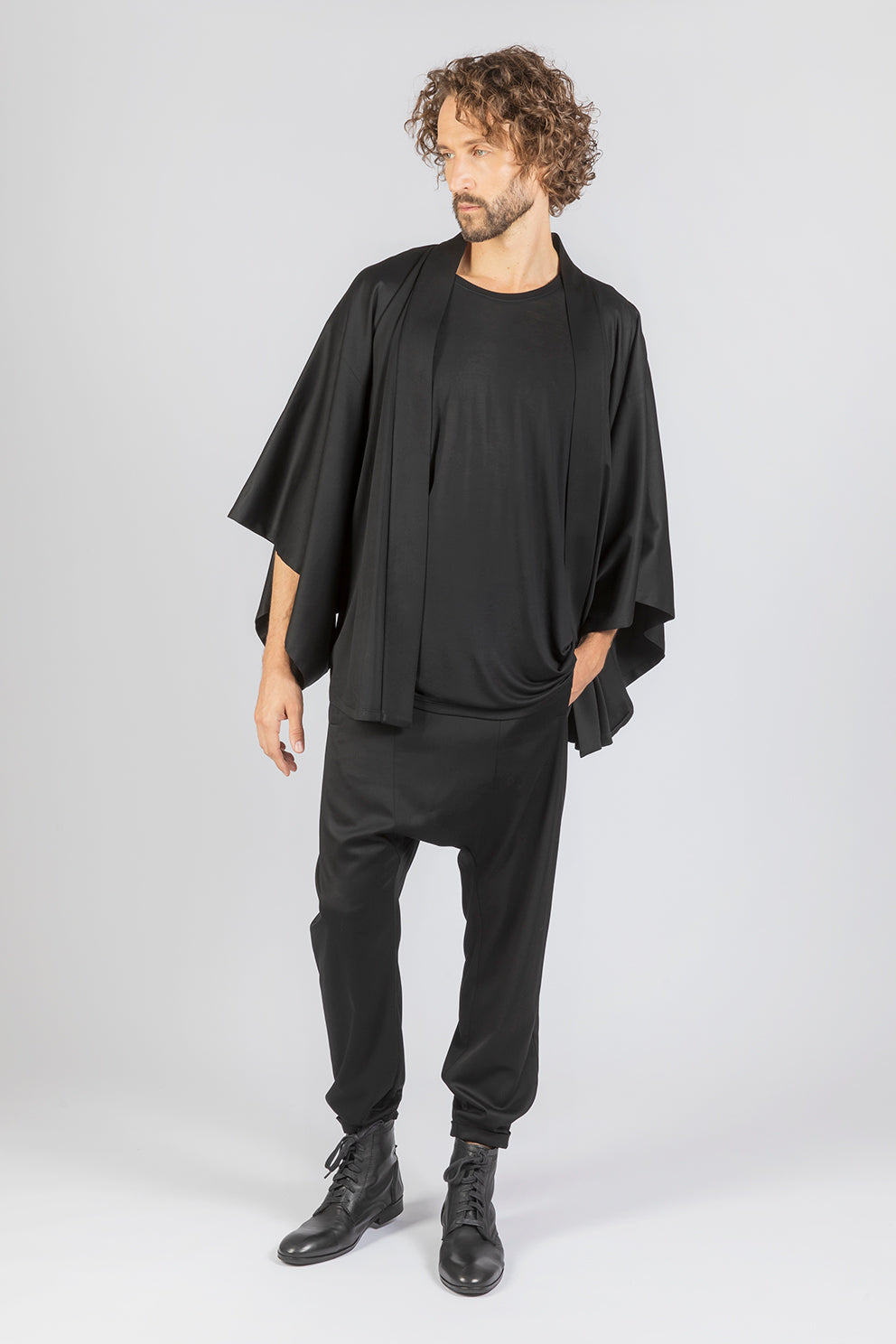 esther-perbandt-ease-kimono-herren-schwarz-kurz-viskose image 5