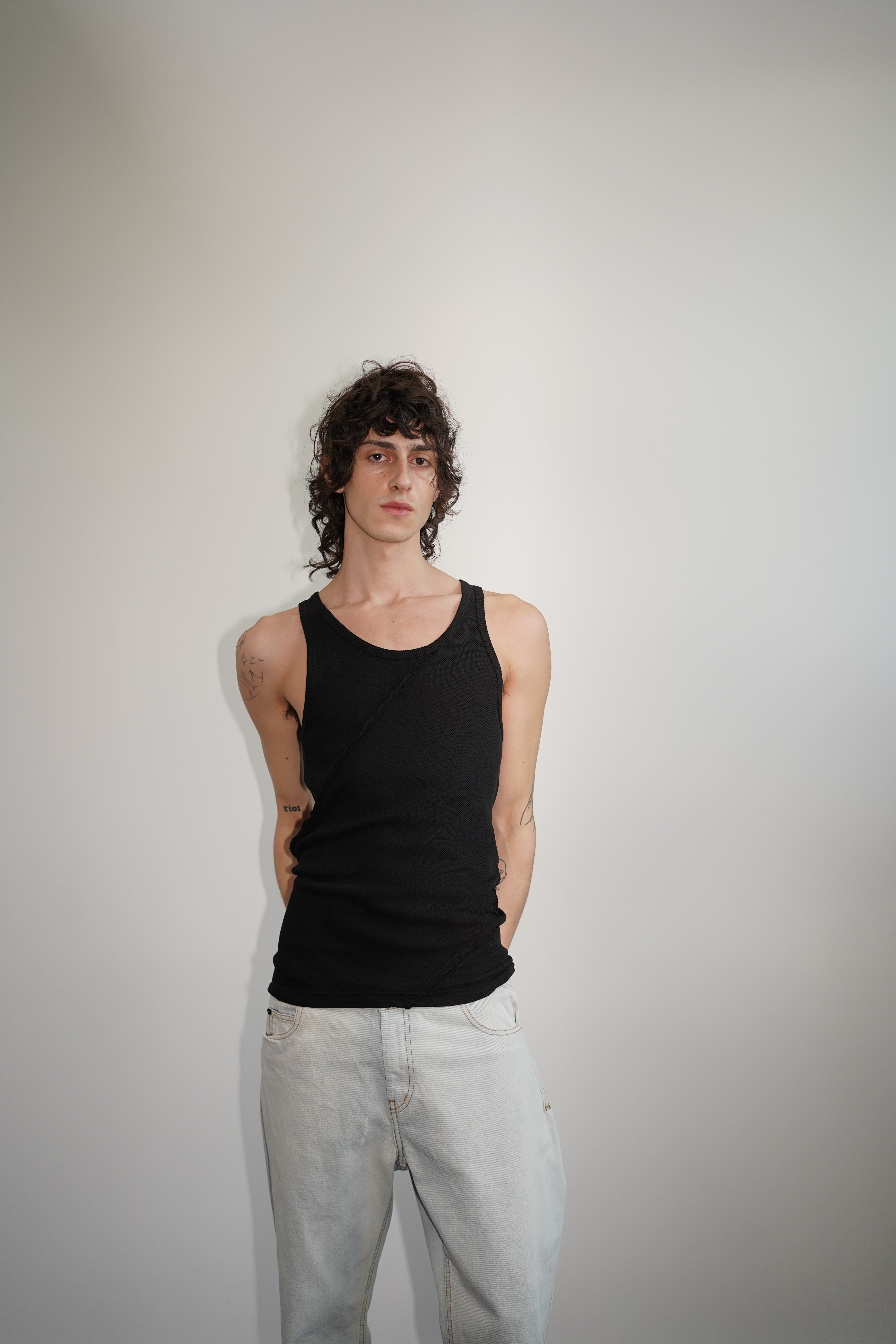 ioannes-bias-tank-top-rmellos-ripp-io-stickerei-unisex image 5