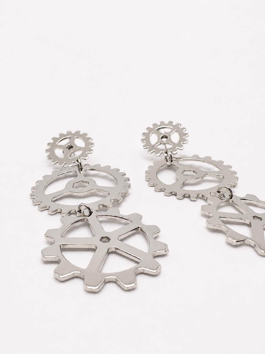 esther-perbandt-gearwheel-triple-ohrringe-silber-14-7-cm image 4
